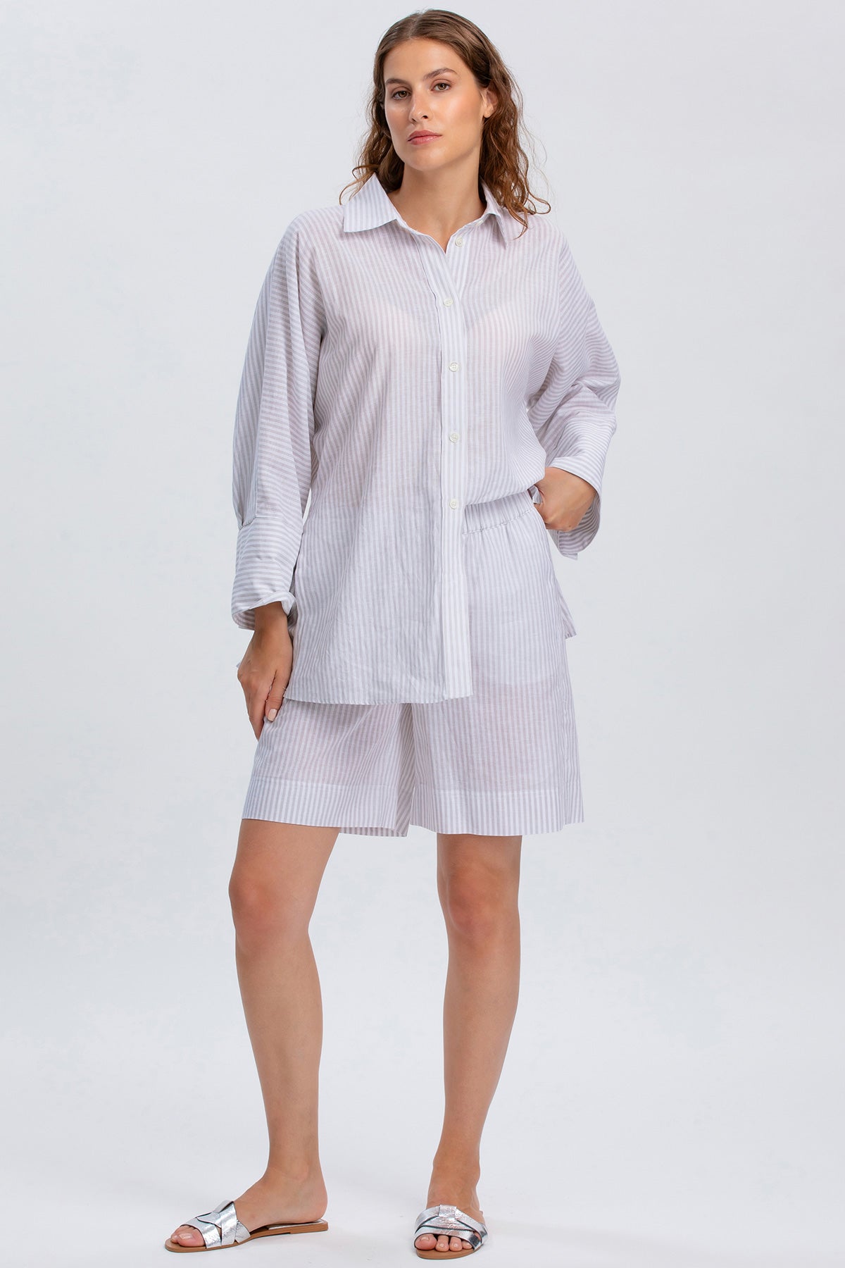 Completo premaman donna con camicia e shorts a righe bianche, stile casual estivo