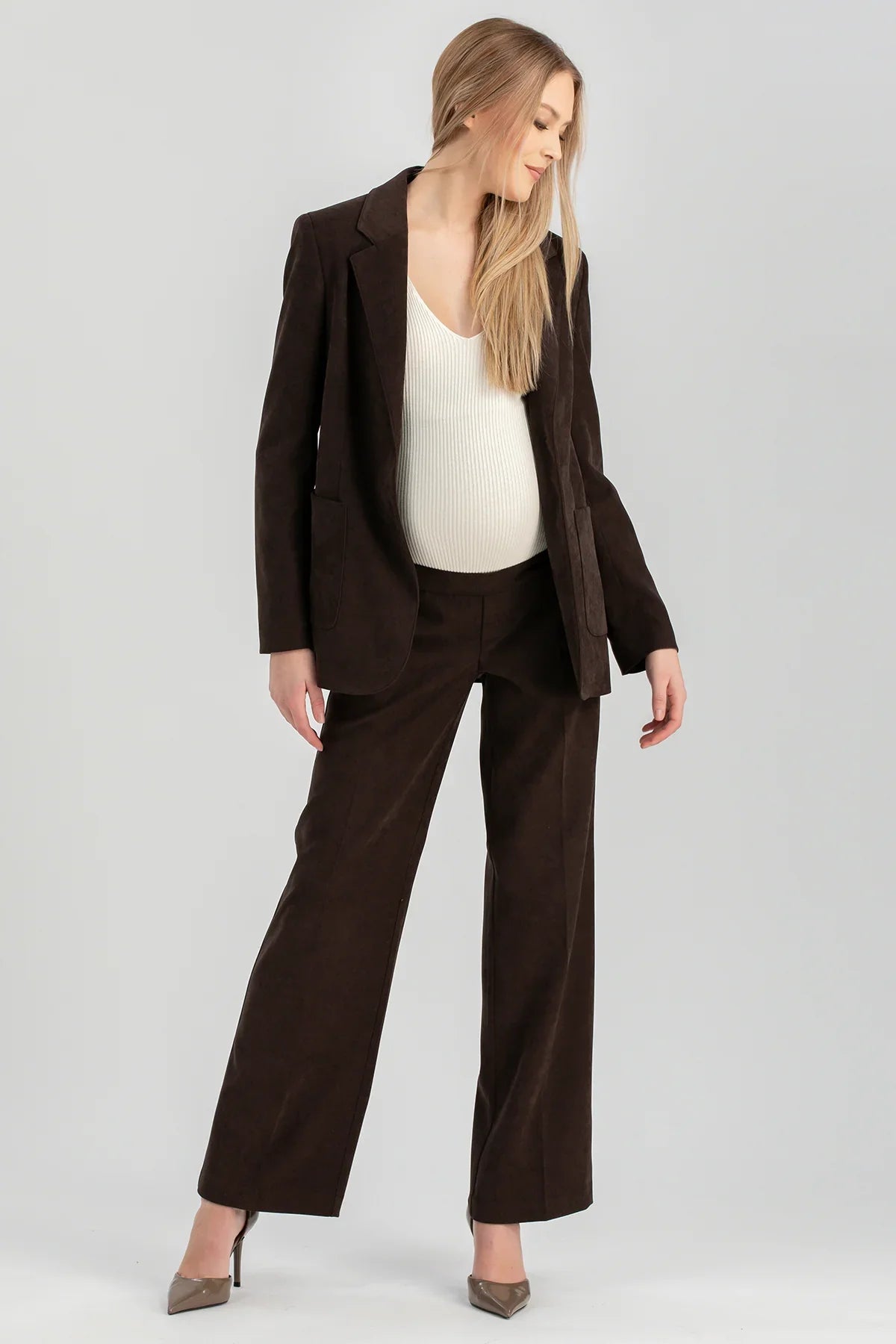 Donna con completo in velluto marrone composto da blazer e pantaloni premaman Pietro Brunelli Maternity