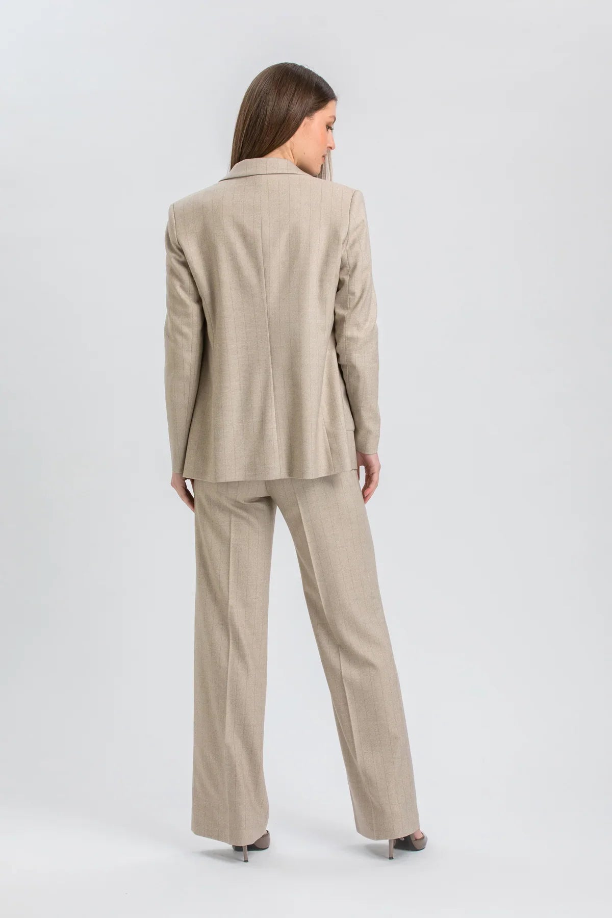 Completo premaman color sabbia con blazer sartoriale.