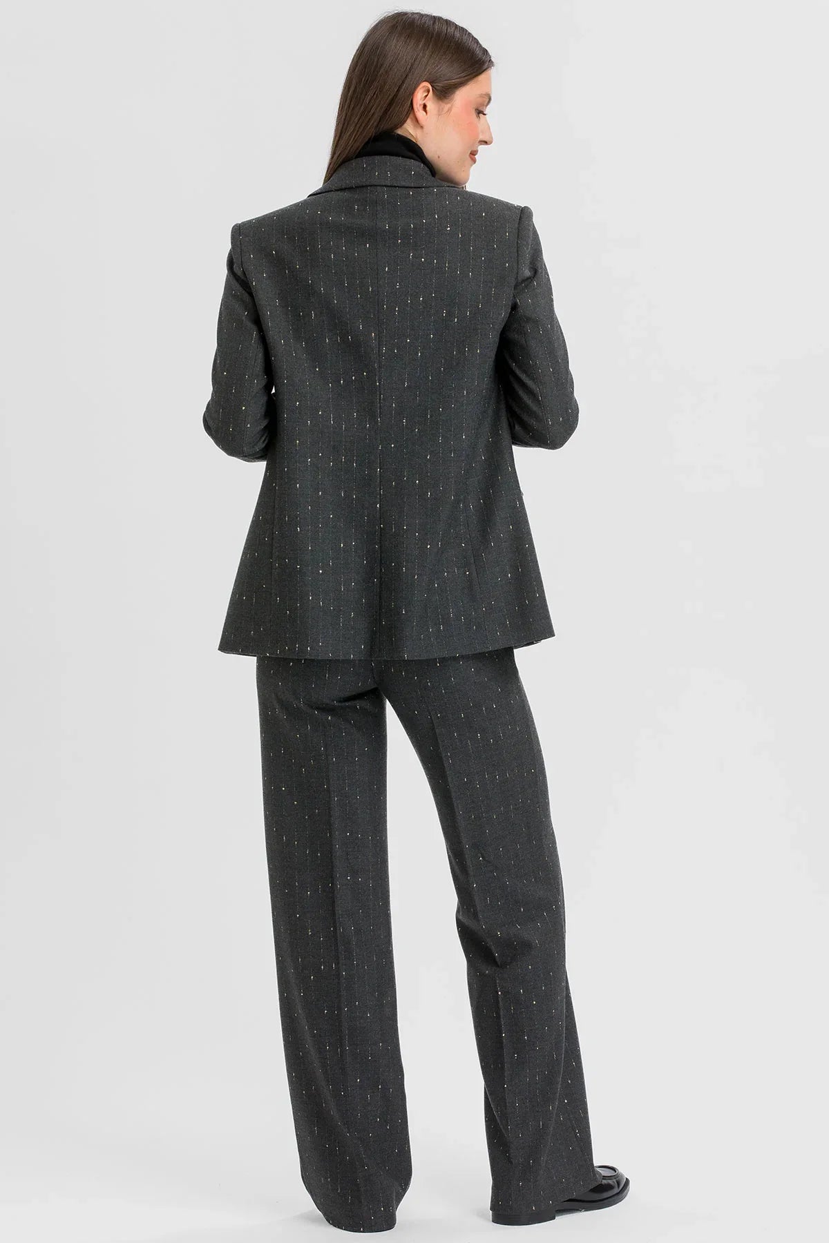 Completo premaman antracite con giacca sartoriale.