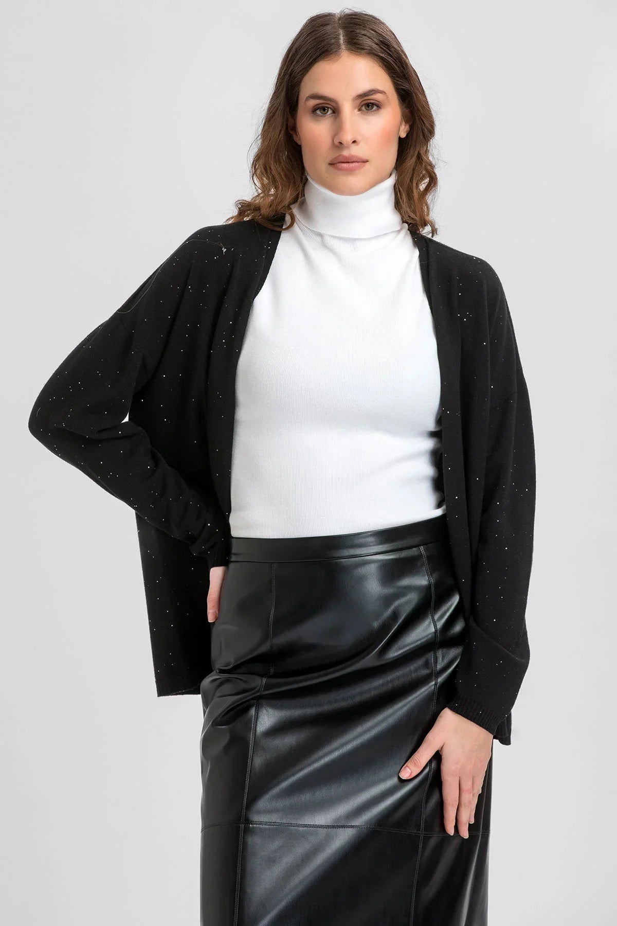 Cardigan premaman nero aperto sul davanti.