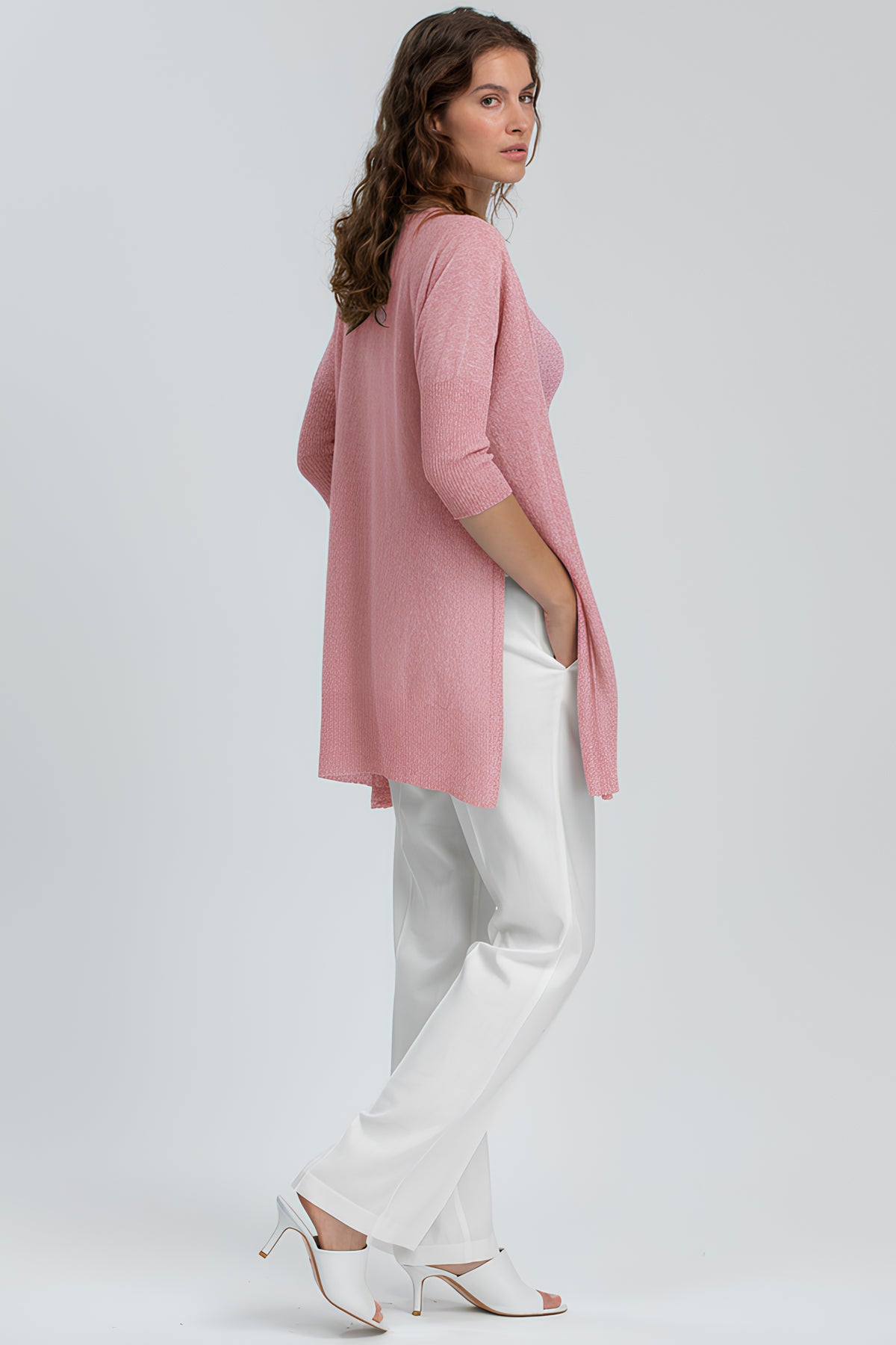Modella con cardigan premaman rosa e pantaloni bianchi eleganti, abbigliamento premaman