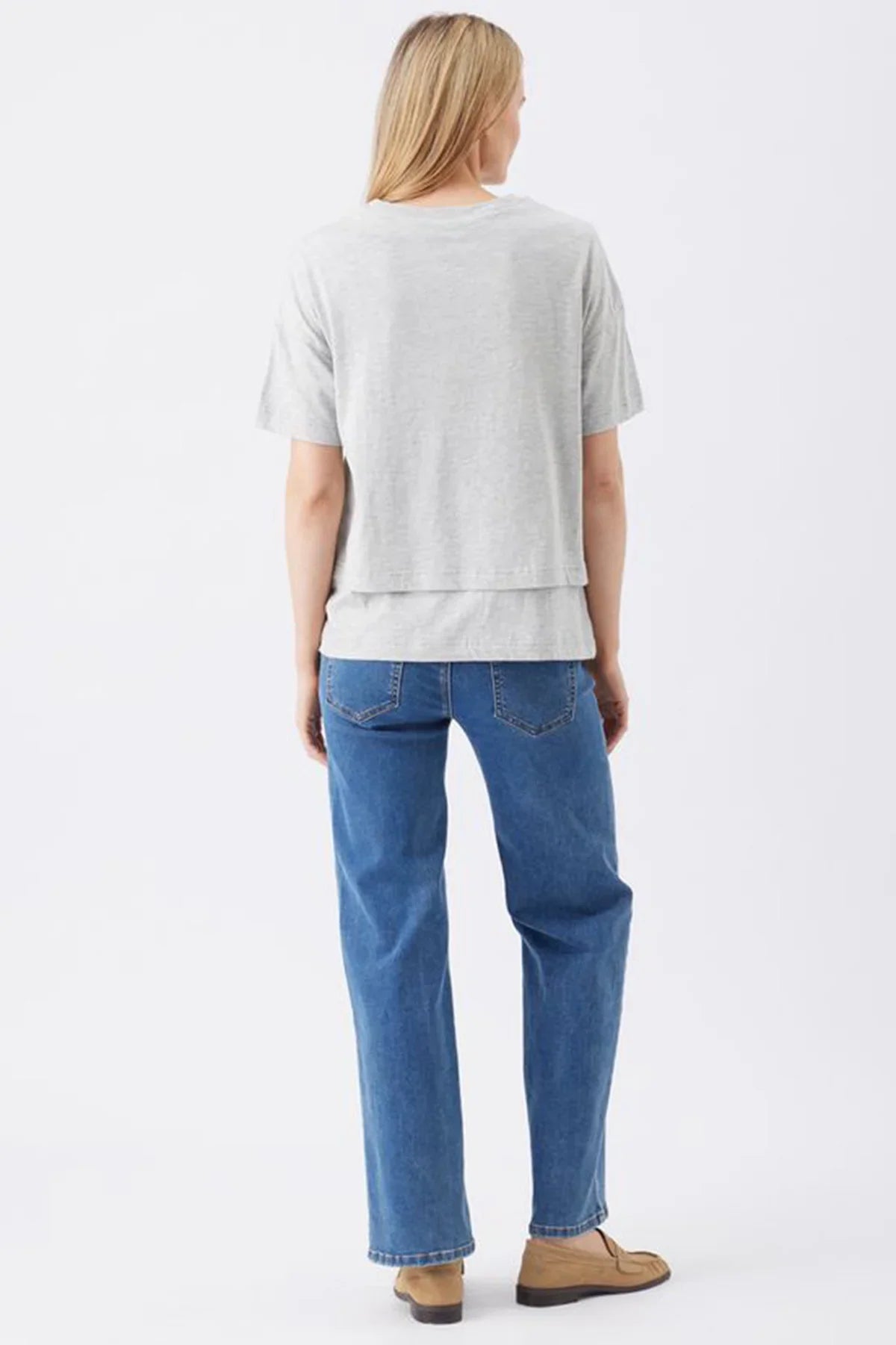 Vista posteriore di maglia premaman e allattamento grigia Ripe con jeans premaman blu.