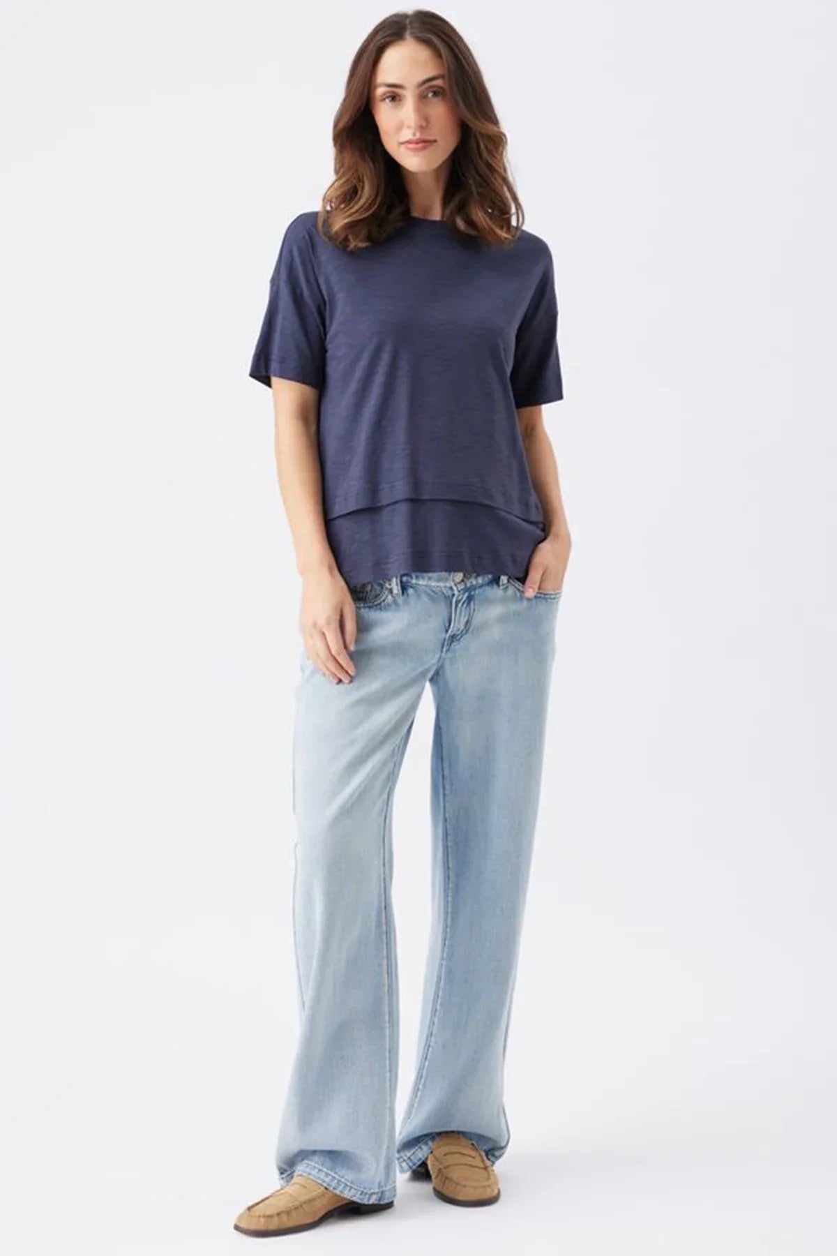Donna che indossa maglia premaman e allattamento Ripe blu scuro e jeans premaman chiari.