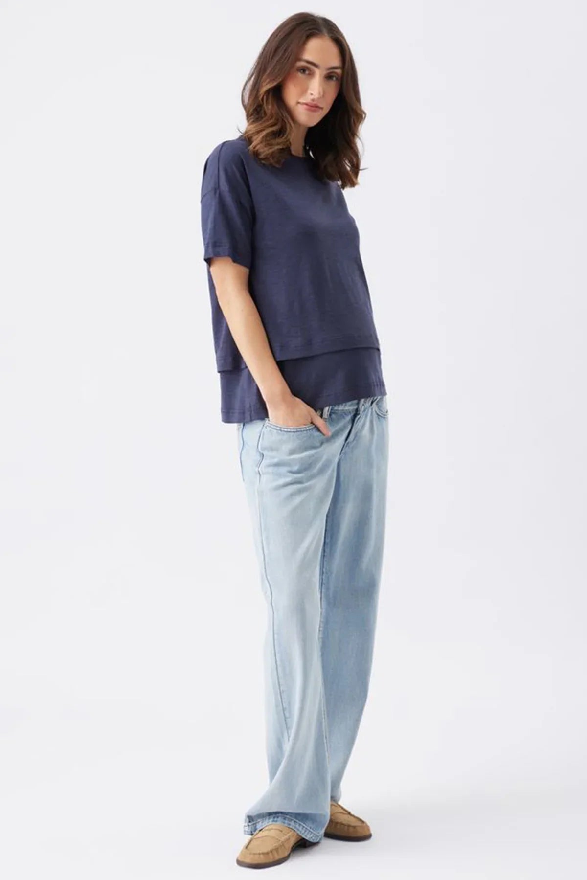 Maglia premaman e allattamento blu scuro Ripe con jeans premaman chiari.