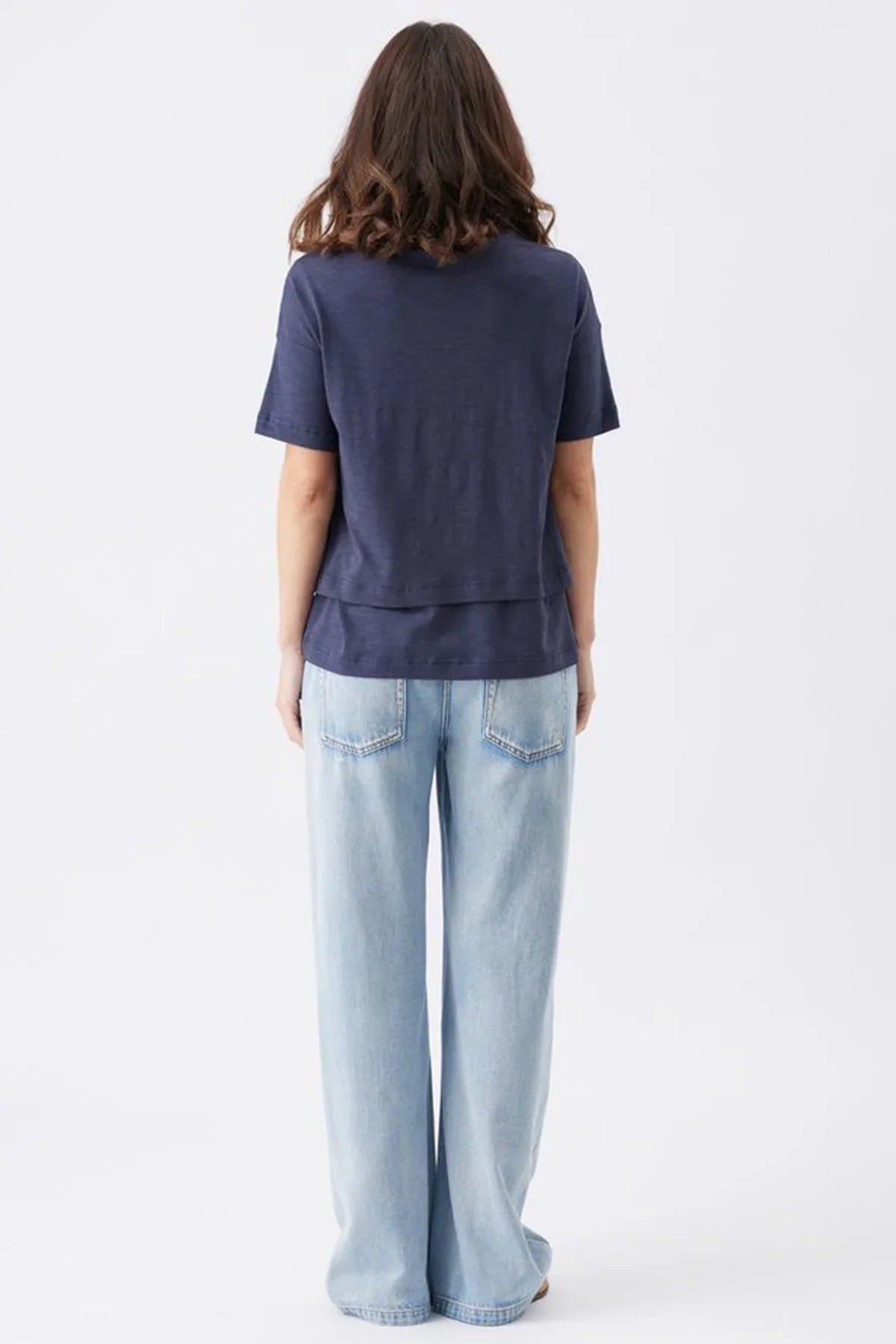 Vista posteriore di maglia premaman e allattamento blu scuro Ripe con jeans premaman chiari.