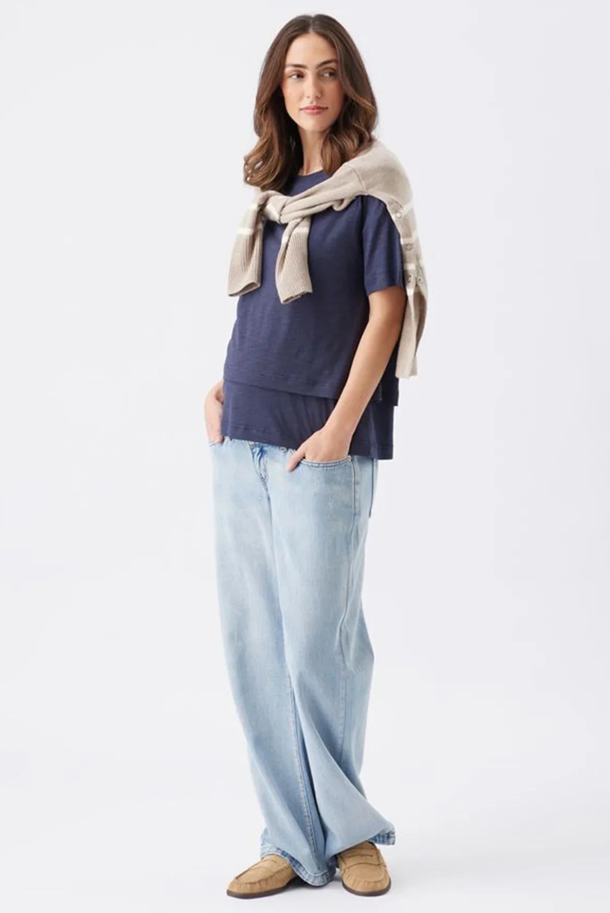 Maglia premaman e allattamento blu scuro Ripe con jeans premaman chiari.