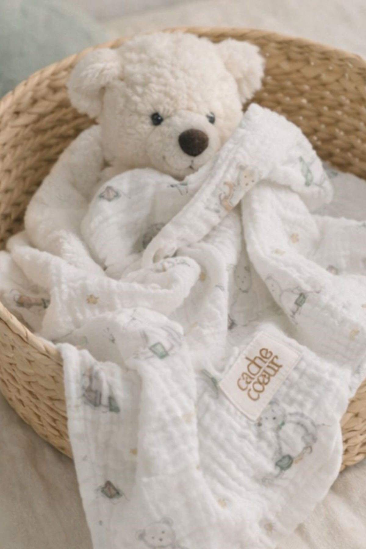 Copertina neonato in cotone, ideale per corredino premaman, con orsacchiotto in cesta.