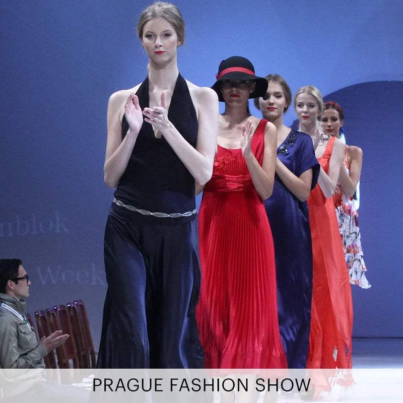 Modelle in sfilata con abiti premaman eleganti in nero, rosso e blu.