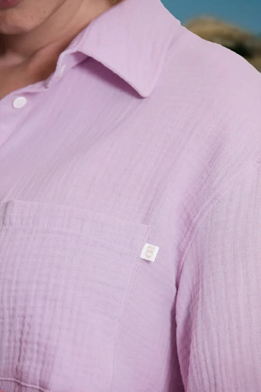 Camicia premaman rosa chiaro in tessuto morbido con taschino e colletto classico.