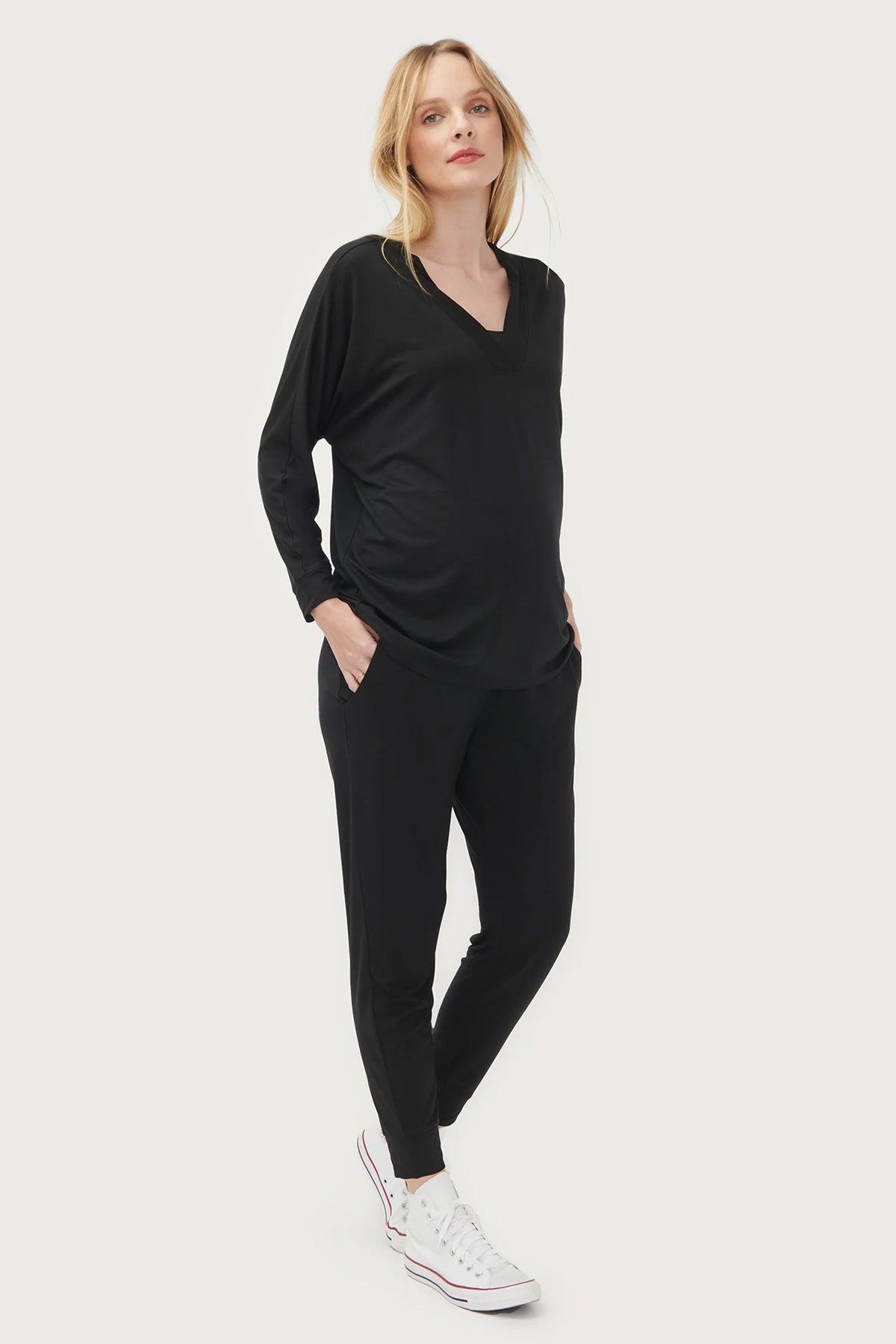 Modella indossa completo premaman nero comodo, abbigliamento premaman elegante.