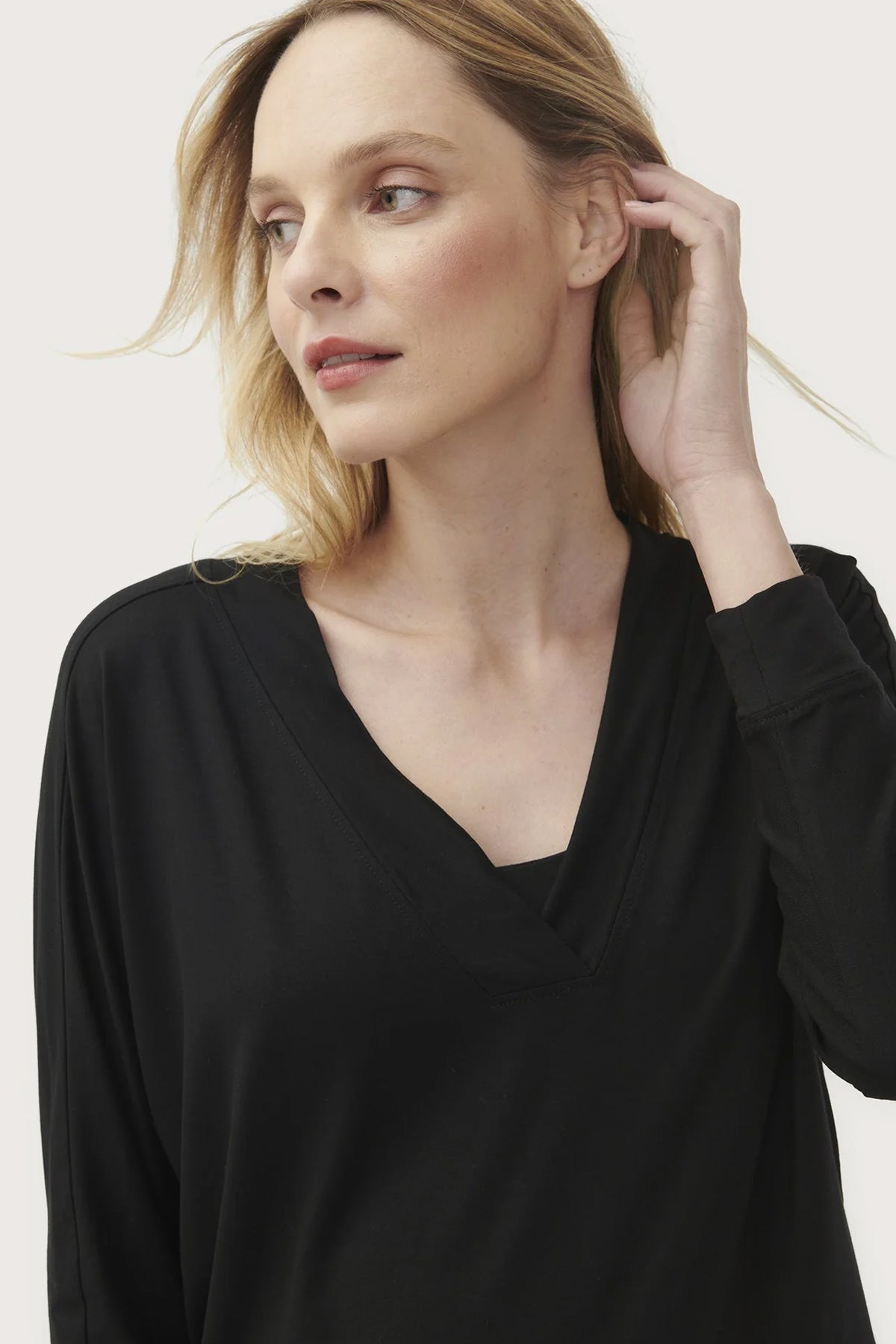 Maglia premaman nera elegante, scollo a V, abbigliamento premaman confortevole