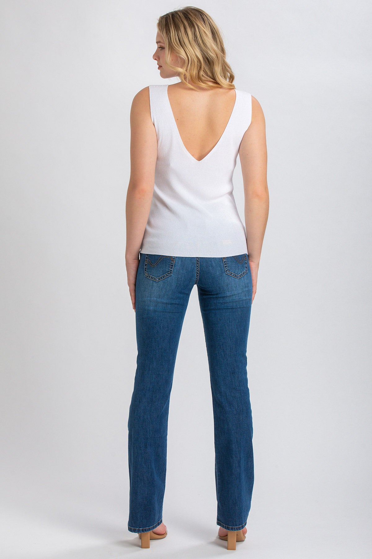Jeans premaman bootcut blu, vestibilità slim, indossati da donna su sfondo neutro.