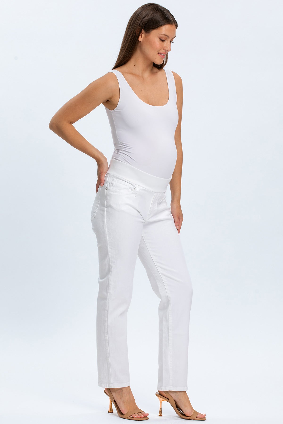 Jeans premaman bianchi a gamba dritta con fascia elastica, indossati da donna incinta