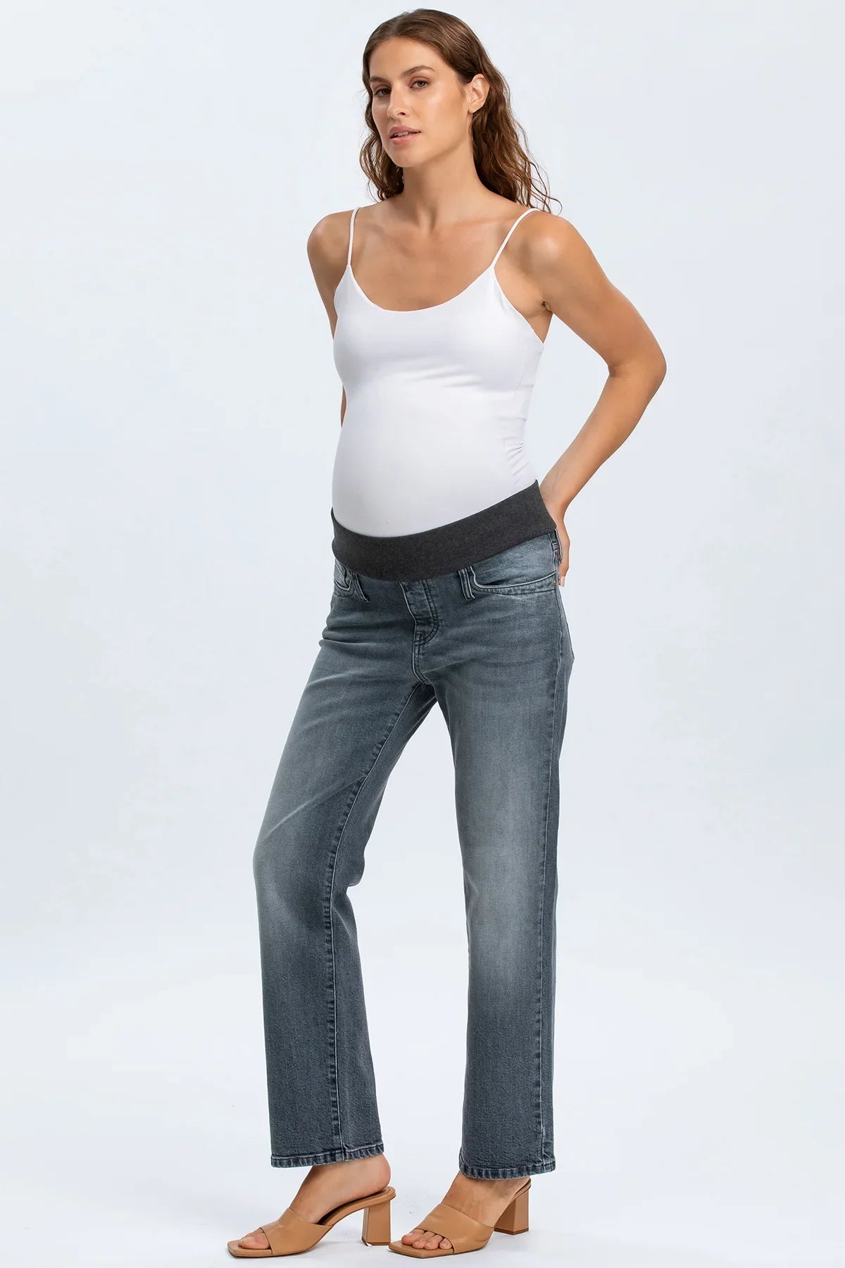 Jeans premaman a gamba dritta in morbido denim stretch grigio stonewashed, con comoda fascia elastica per la gravidanza.