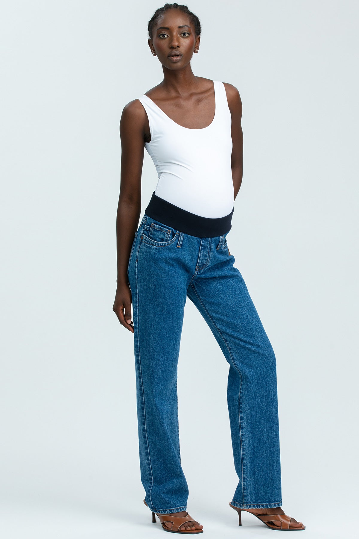 Modella indossa jeans premaman a gamba dritta con fascia elastica, abbigliamento premaman