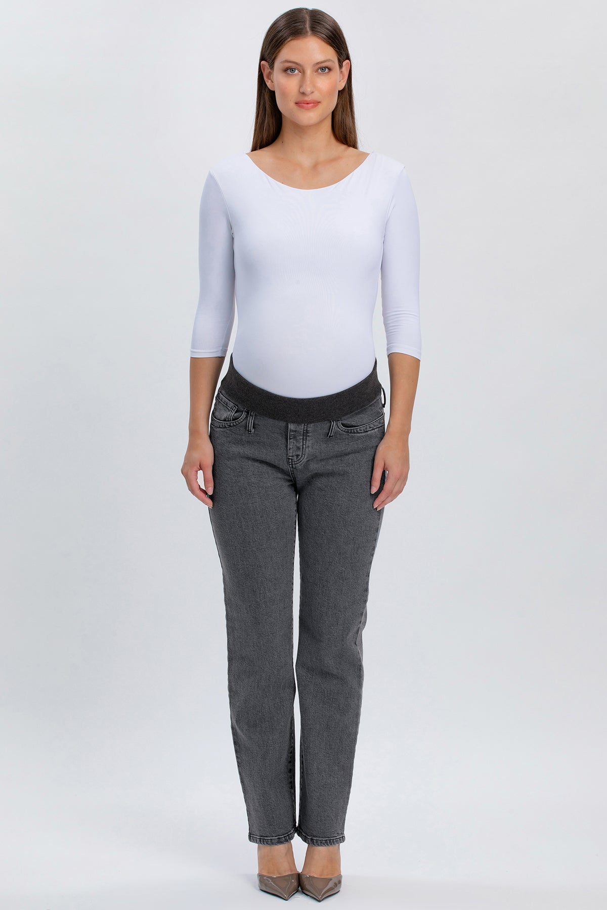 Jeans premaman grigi regular straight con fascia elastica, indossati da donna incinta