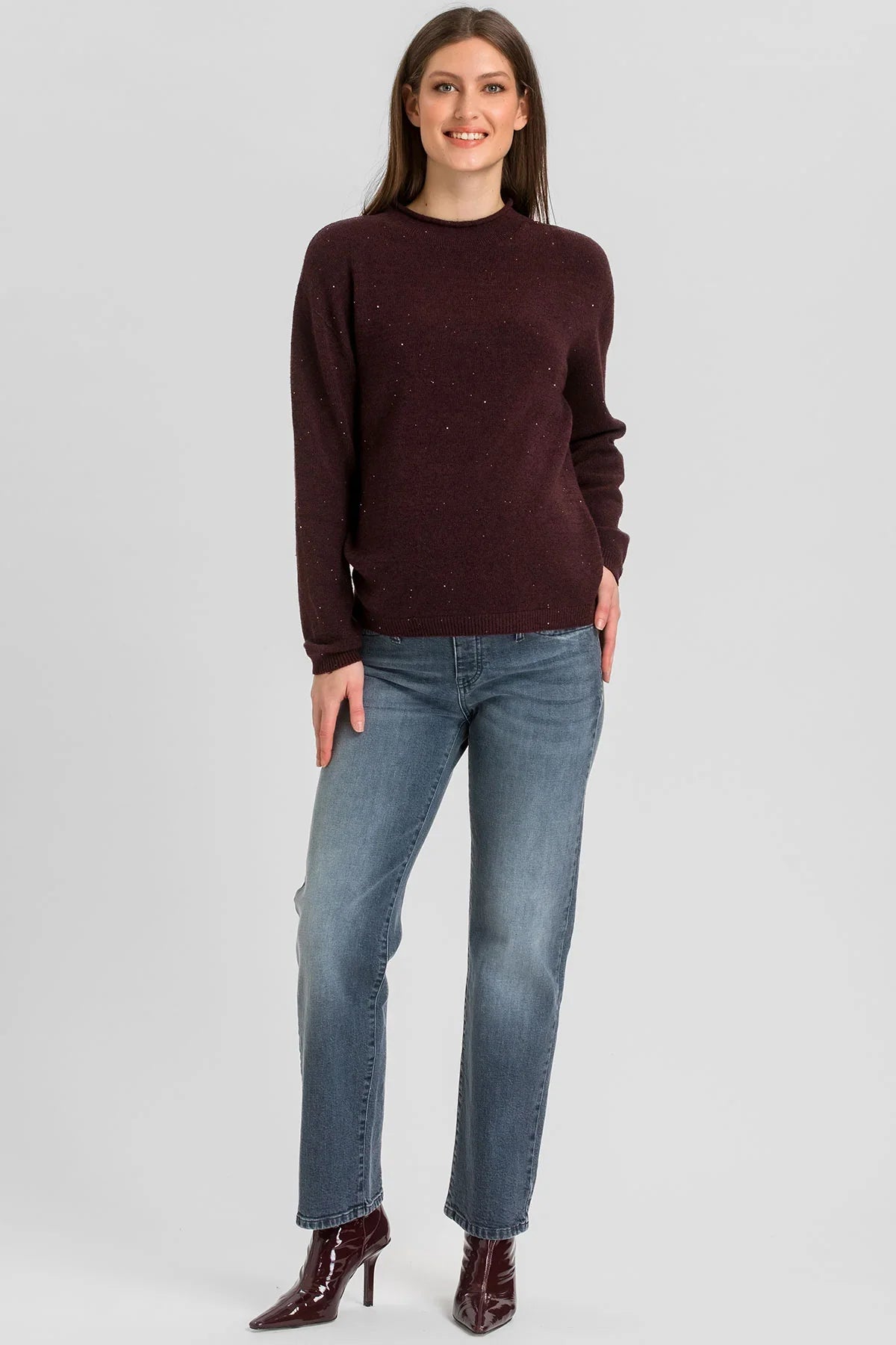 Jeans premaman a gamba dritta in morbido denim stretch grigio stonewashed, con comoda fascia elastica per la gravidanza.