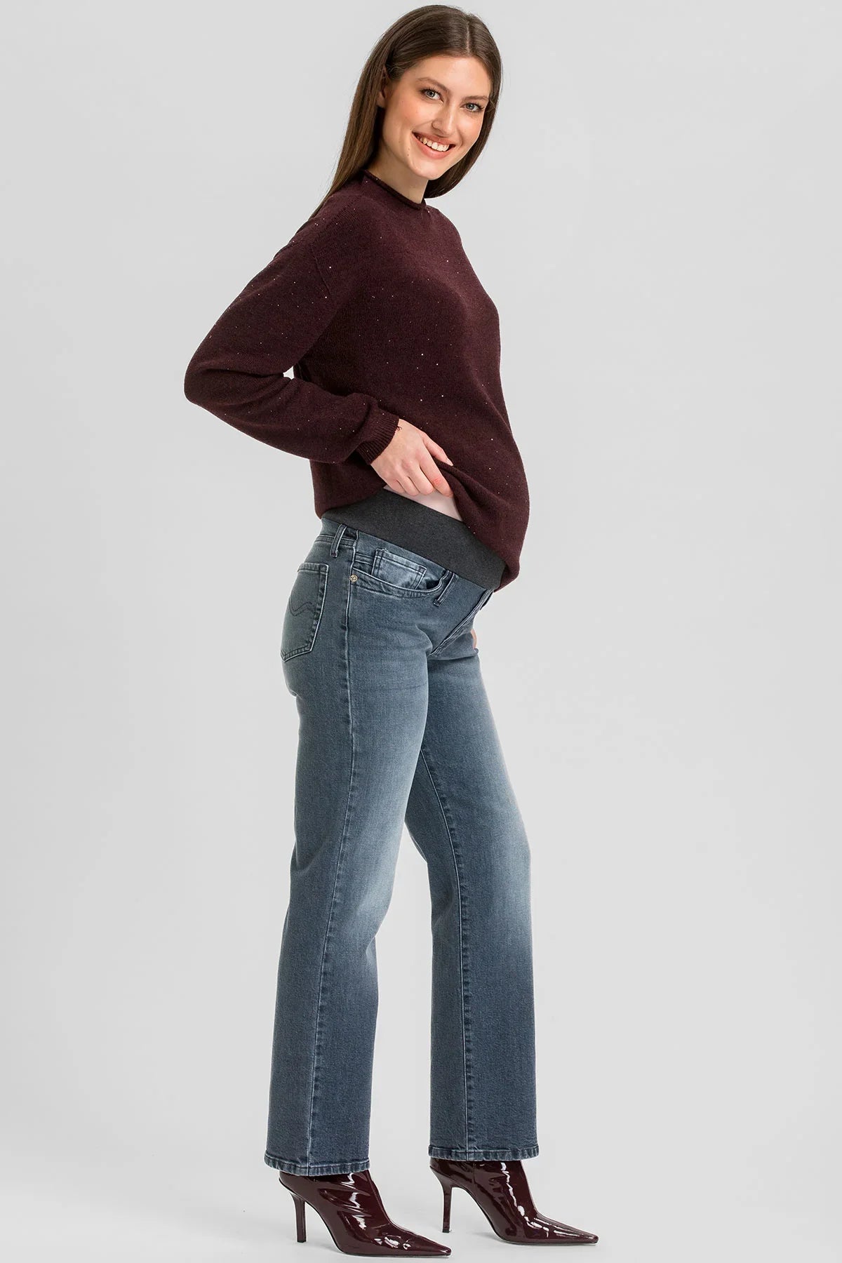 Jeans premaman a gamba dritta in morbido denim stretch grigio stonewashed, con comoda fascia elastica per la gravidanza.
