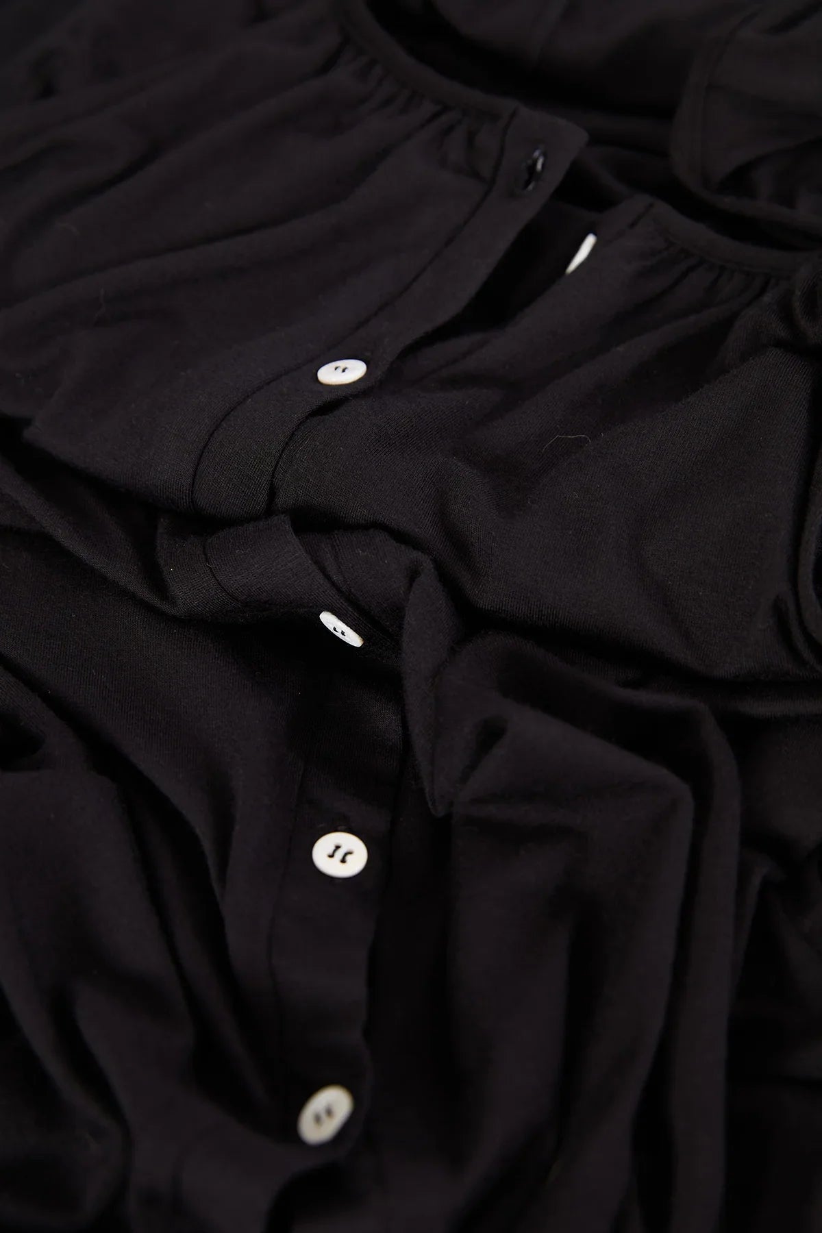 Dettaglio bottoni bianchi di camicia da notte premaman e allattamento Cache Coeur in bambù nero