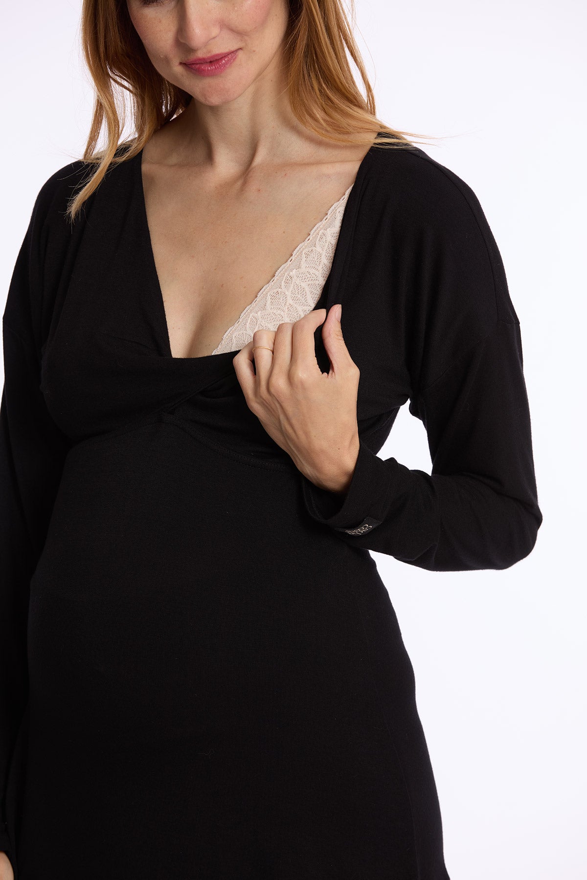 Abito premaman nero con scollo a V e dettaglio allattamento, donna incinta in primo piano.