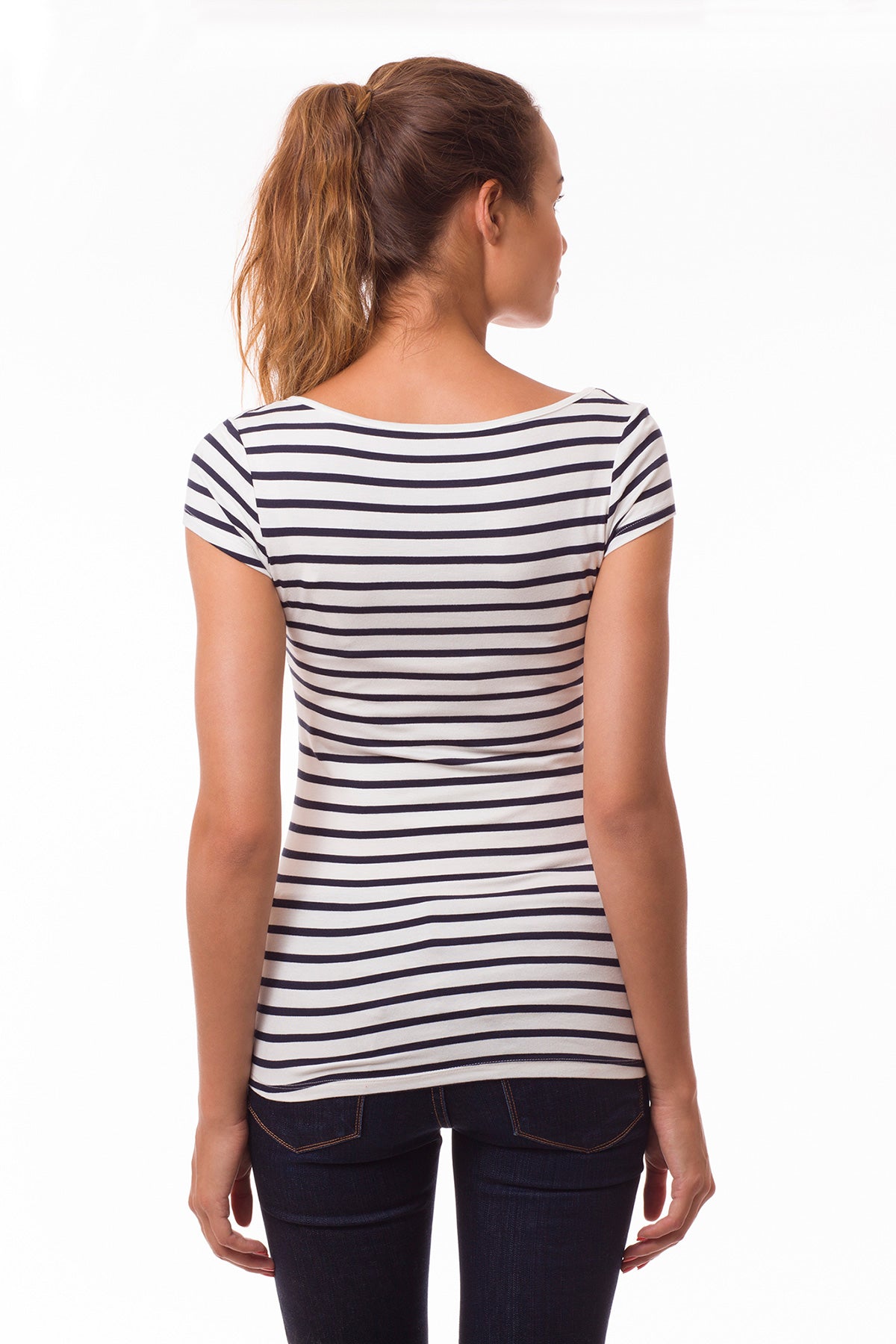 Donna di schiena con t-shirt premaman a righe bianche e blu e jeans scuri