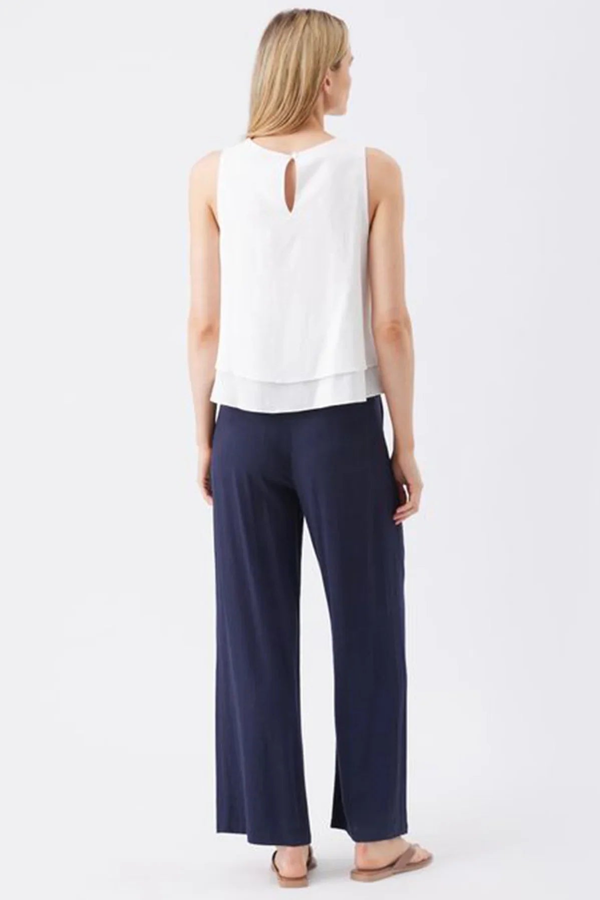 Top premaman e allattamento Ripe bianco senza maniche con pantaloni premaman blu navy.