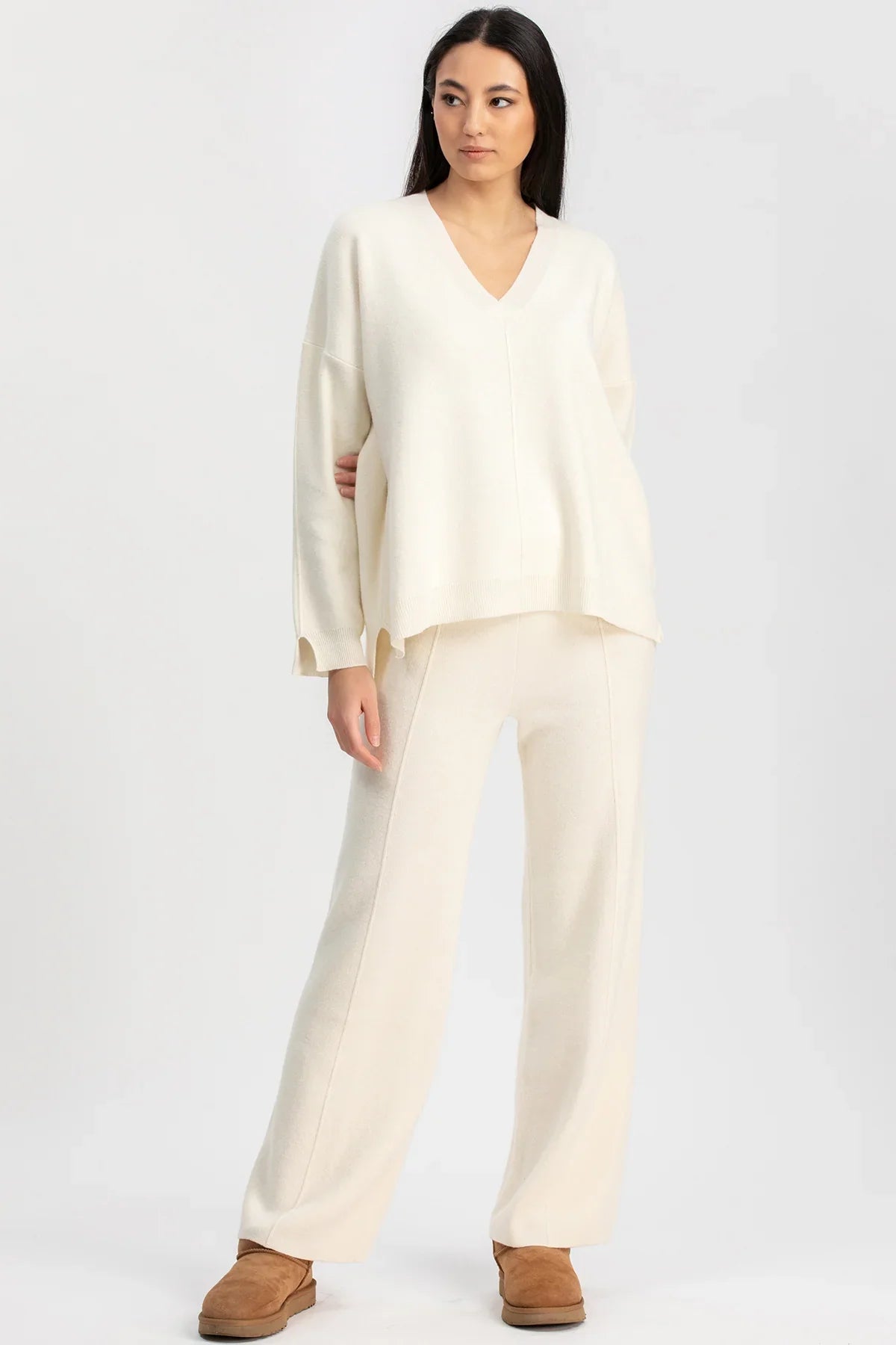 Completo premaman Pietro Brunelli Milano con maglia bianca scollo a V e pantaloni premaman.