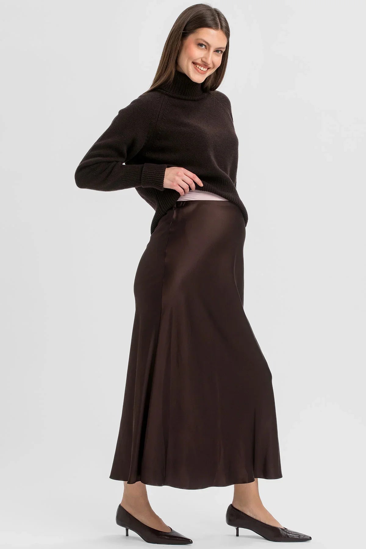 Gonna premaman lunga in raso marrone di Pietro Brunelli Maternity.
