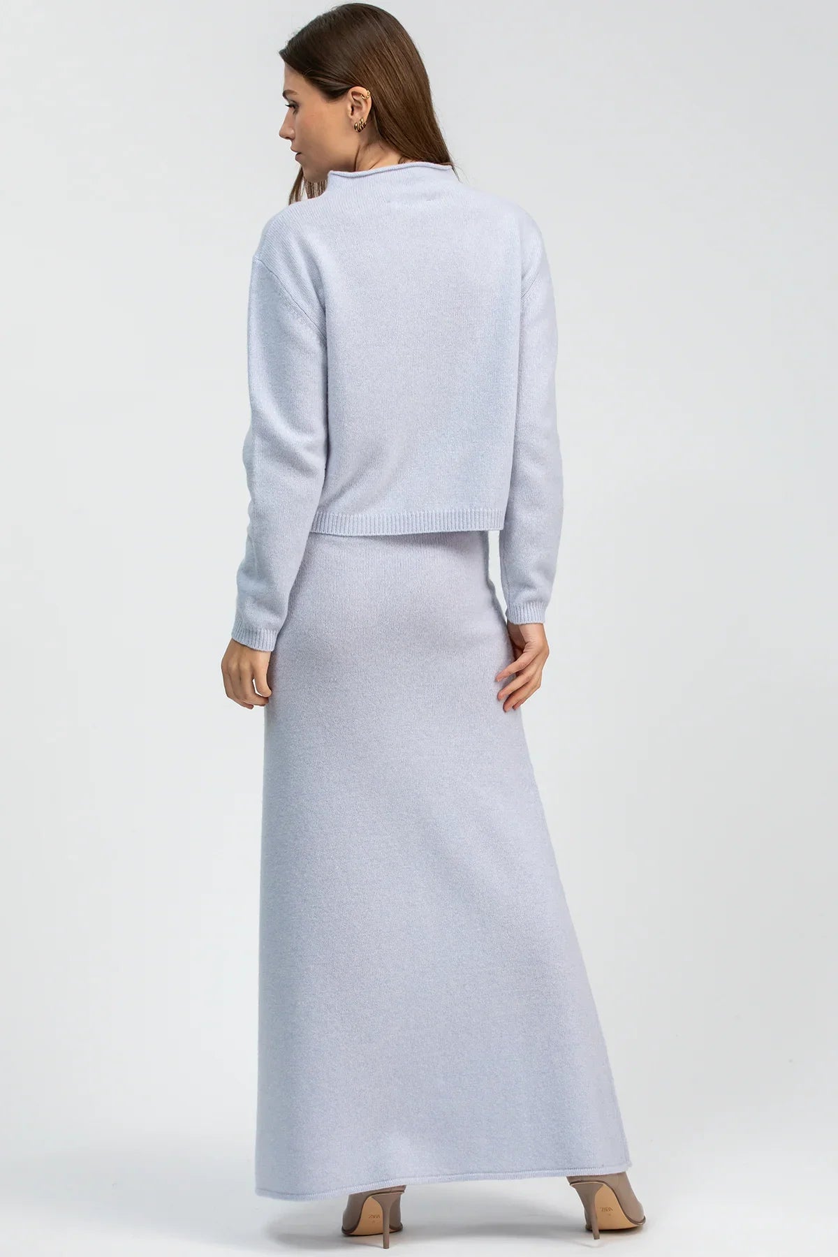 Maglione premaman azzurro in lana e cachemire di Pietro Brunelli Milano con gonna coordinata.