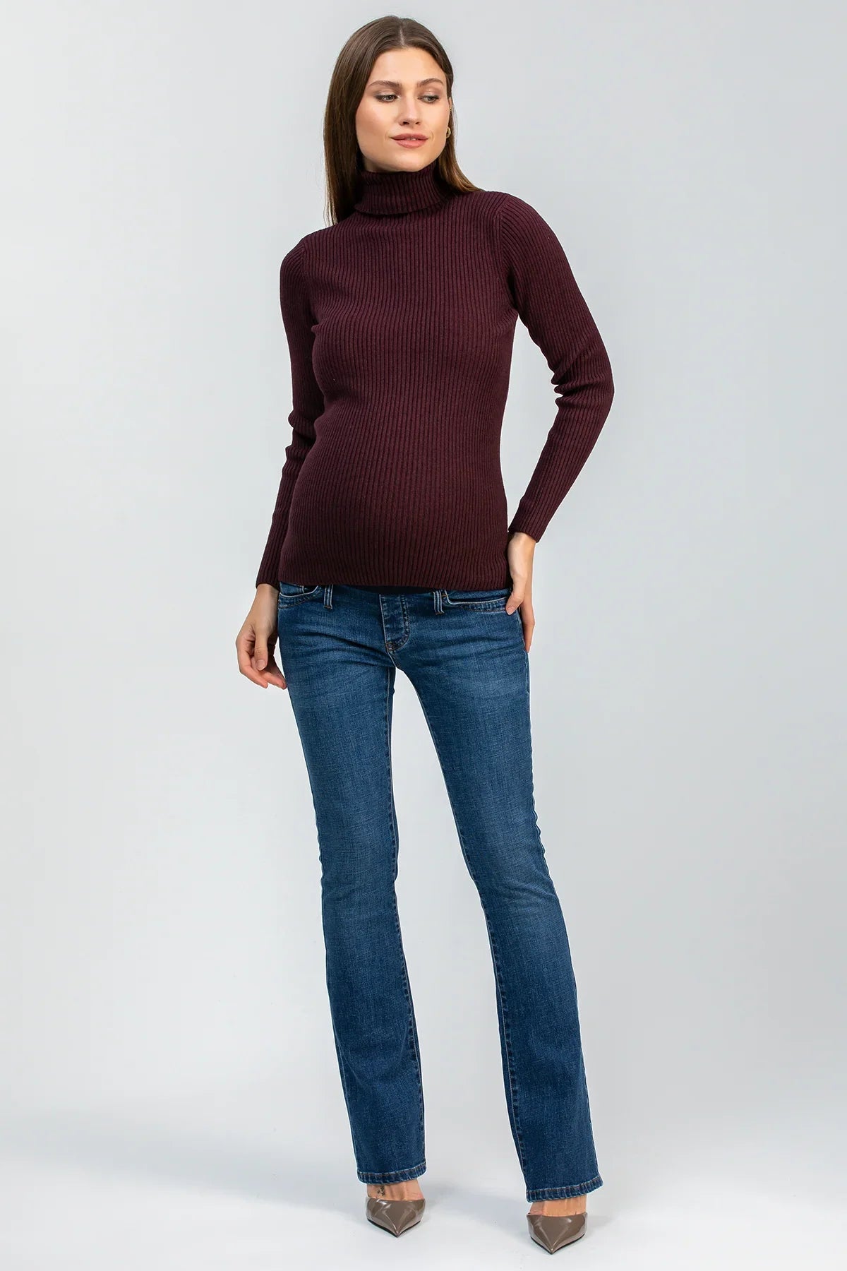 Donna con maglia premaman bordeaux a costine e jeans premaman di Pietro Brunelli Maternity