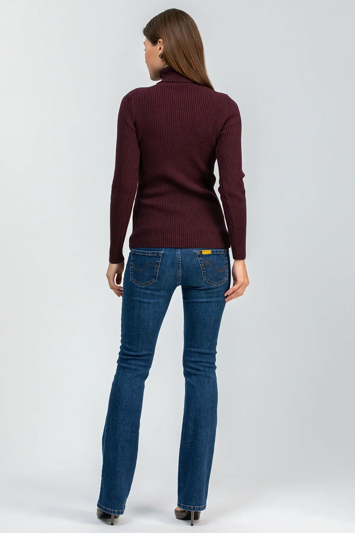 Maglia premaman bordeaux a costine e jeans premaman di Pietro Brunelli Maternity