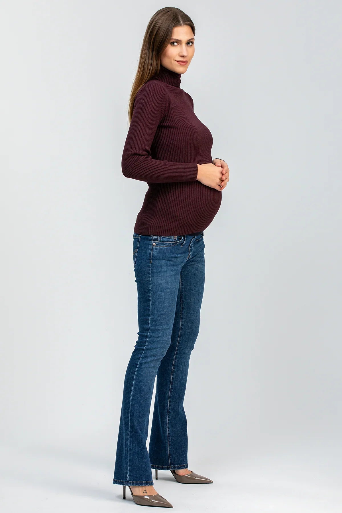 Donna con maglia premaman bordeaux a costine e jeans premaman Pietro Brunelli Maternity