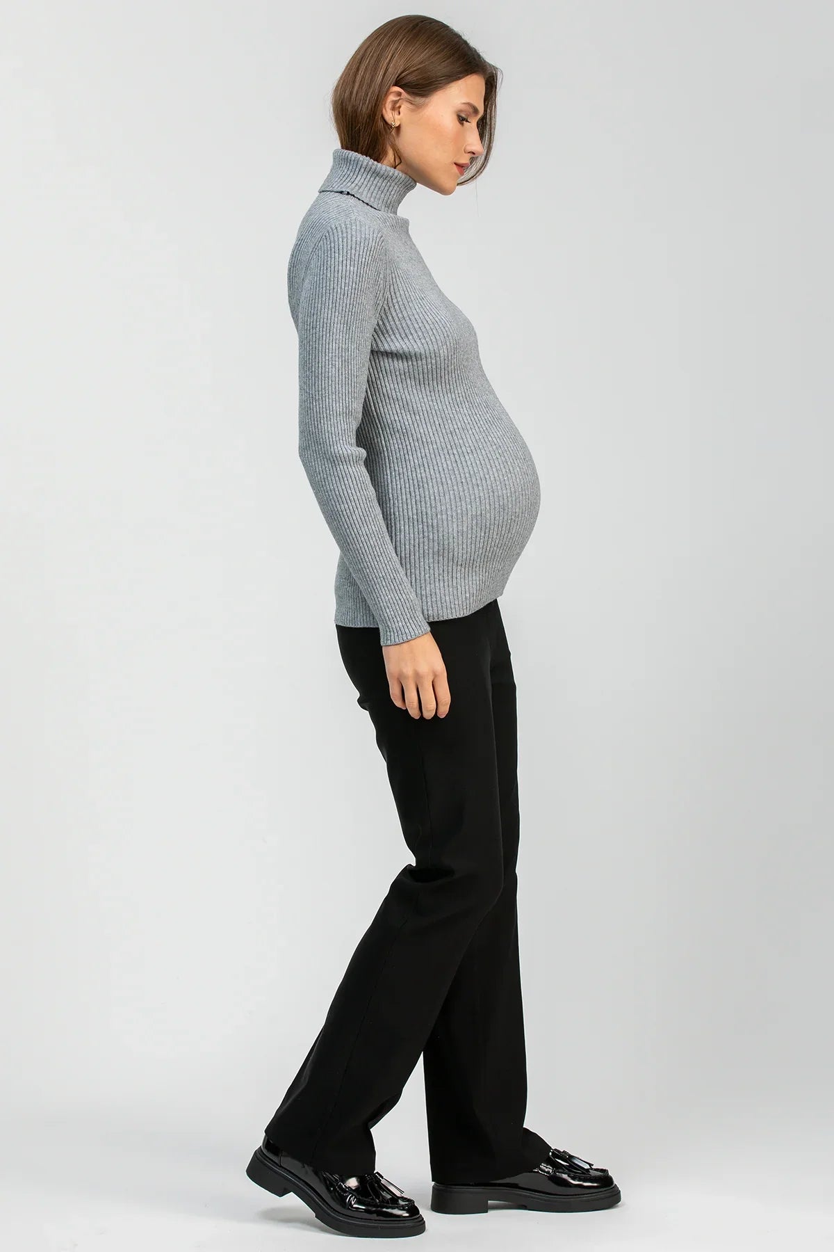 Maglione premaman grigio a collo alto con pantaloni neri, moda gravidanza elegante