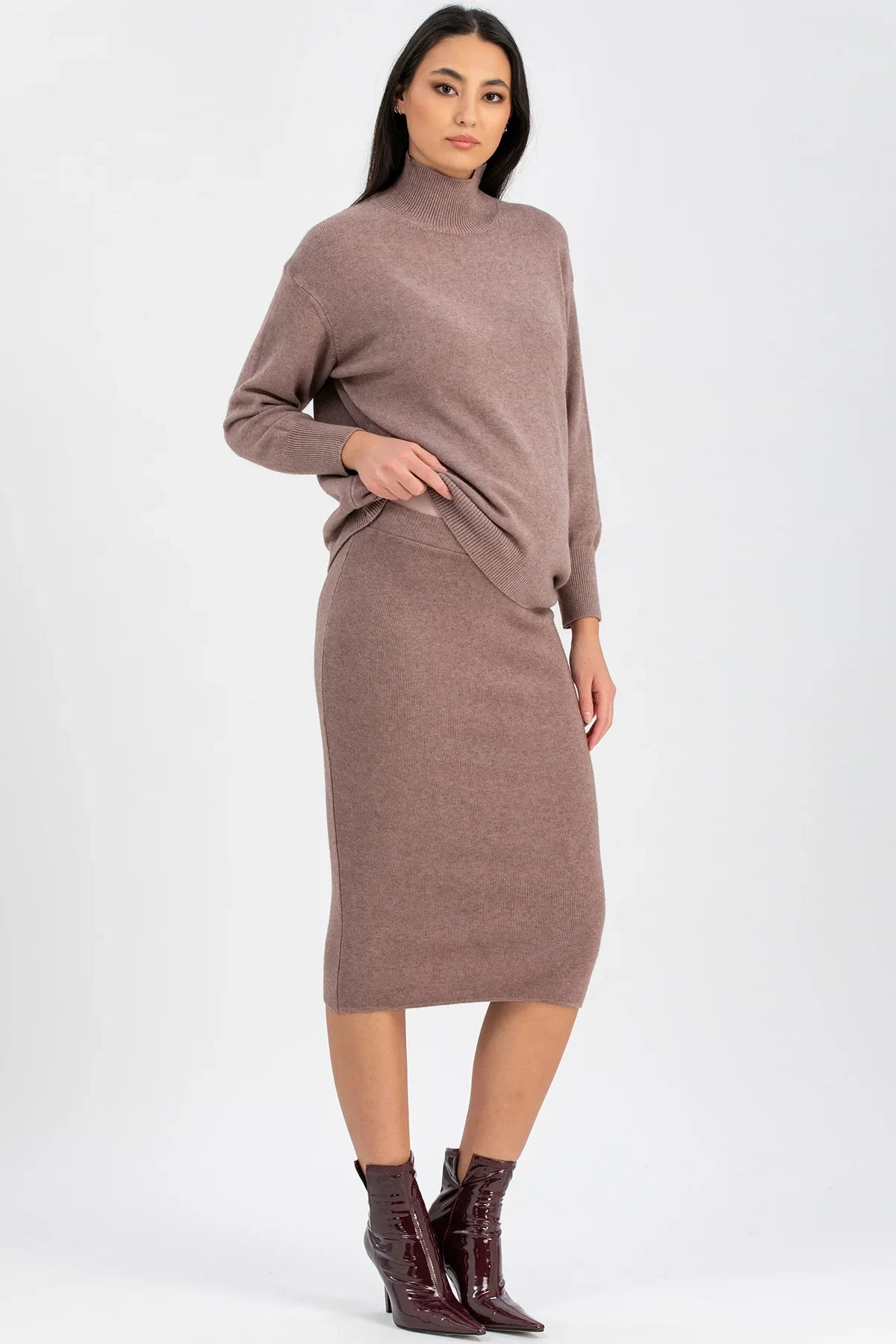 Set premaman Pietro Brunelli Maternity con maglia rosa collo a lupetto e gonna coordinata
