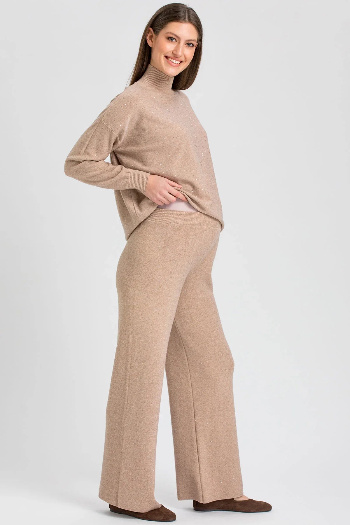 Beige wide-leg maternity pants with shimmering details in a soft knit.