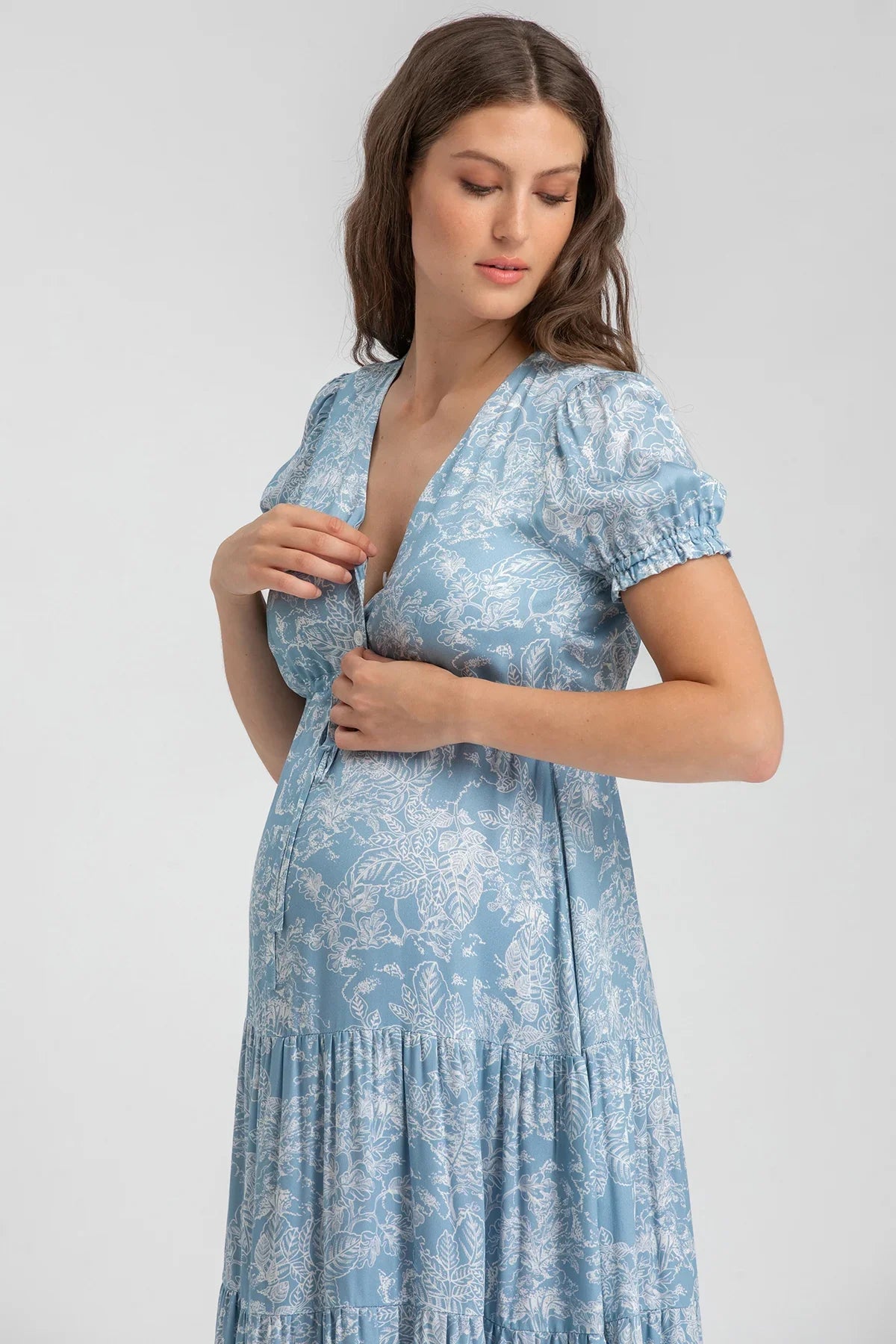 Abito premaman azzurro con fantasia floreale, scollo a V, manica corta, donna incinta