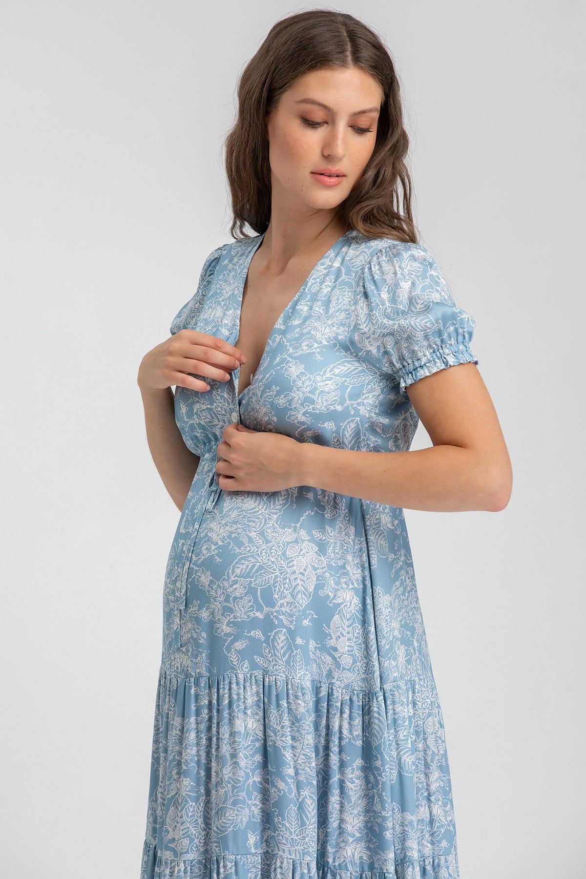 Abito premaman azzurro con fantasia floreale, scollo a V, manica corta, donna incinta