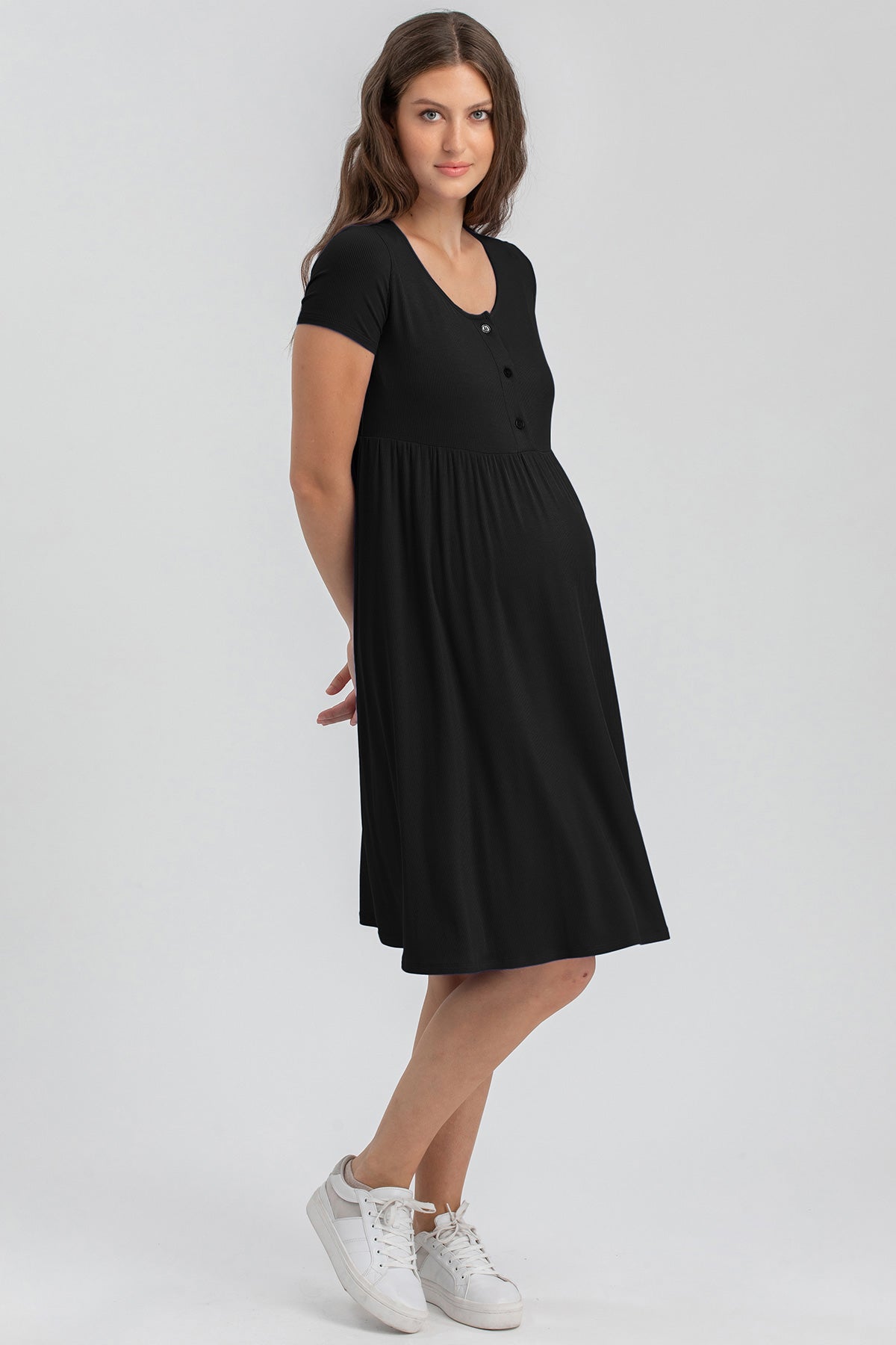 Abito premaman nero, manica corta, linea morbida, perfetto per gravidanza.