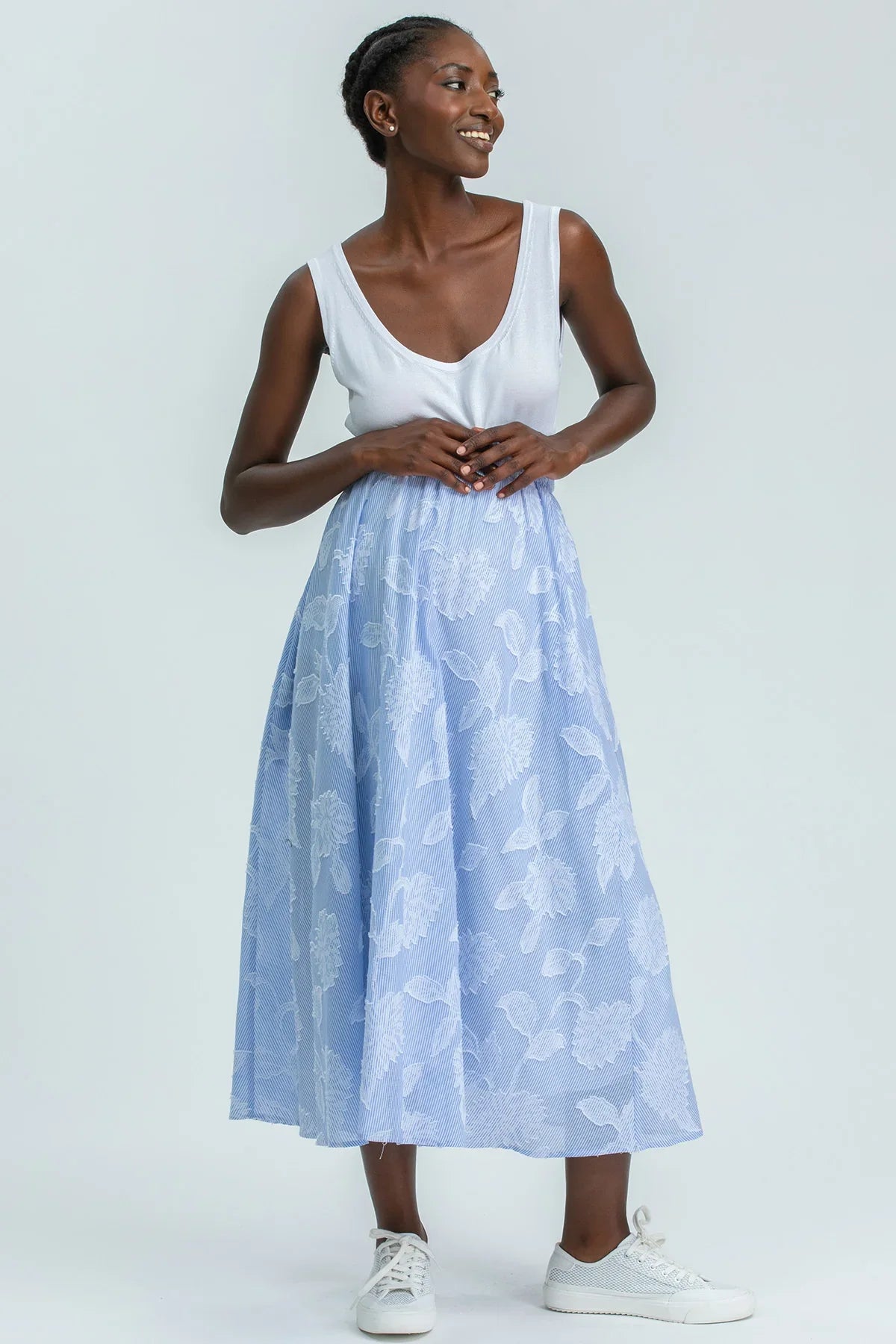 Donna che indossa abito premaman estivo bianco e azzurro con stampa floreale, look confortevole