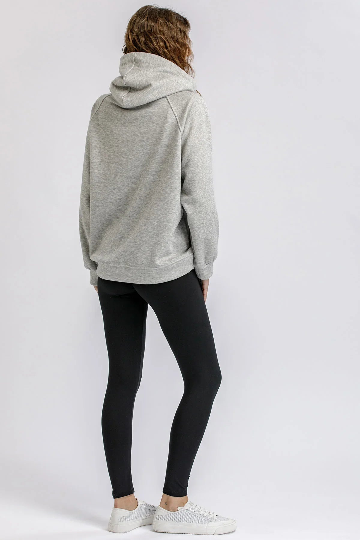 Vista posteriore di leggings premaman neri Pietro Brunelli Maternity e felpa grigia.