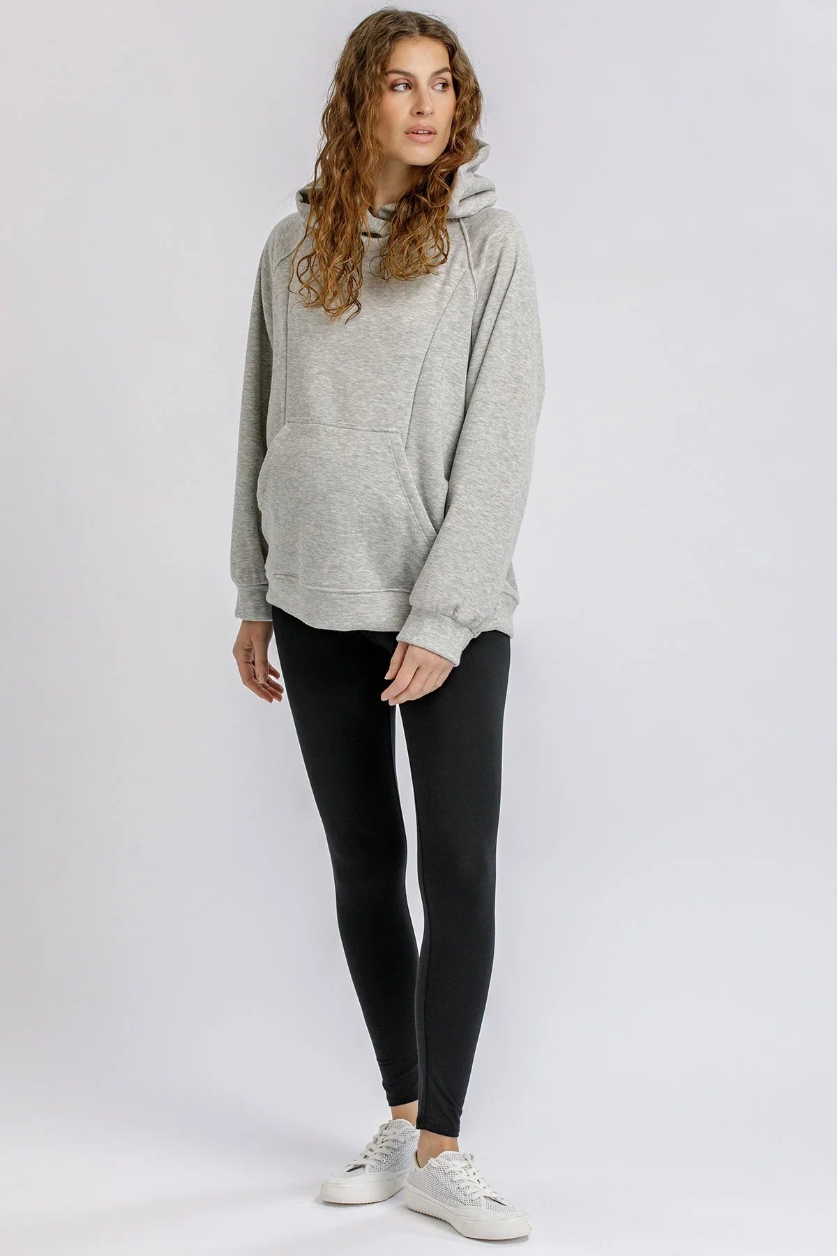 Donna con felpa grigia e leggings premaman neri di Pietro Brunelli Maternity.