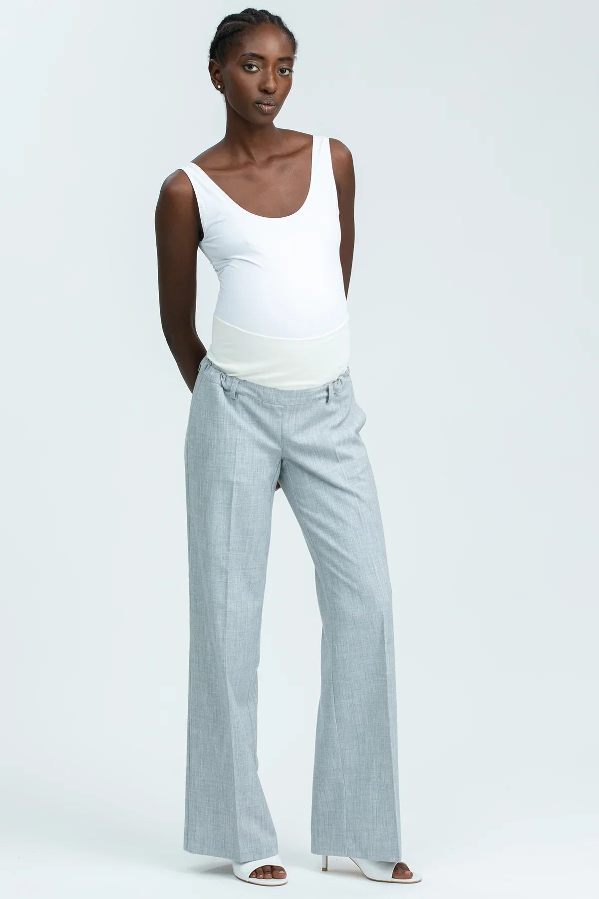 Pantaloni premaman larghi grigi in tessuto leggero con fascia elastica in vita, outfit premaman elegante