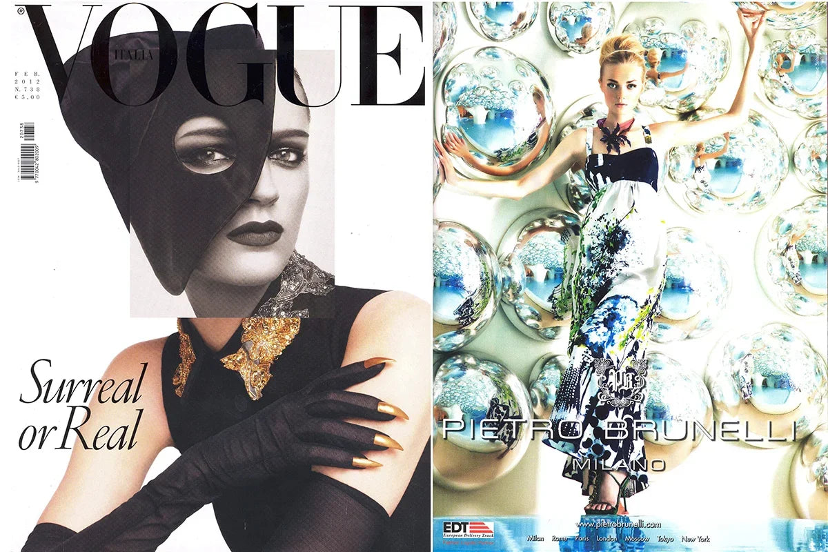 Modella con abito premaman bianco fantasia e accessori eleganti in stile Vogue.