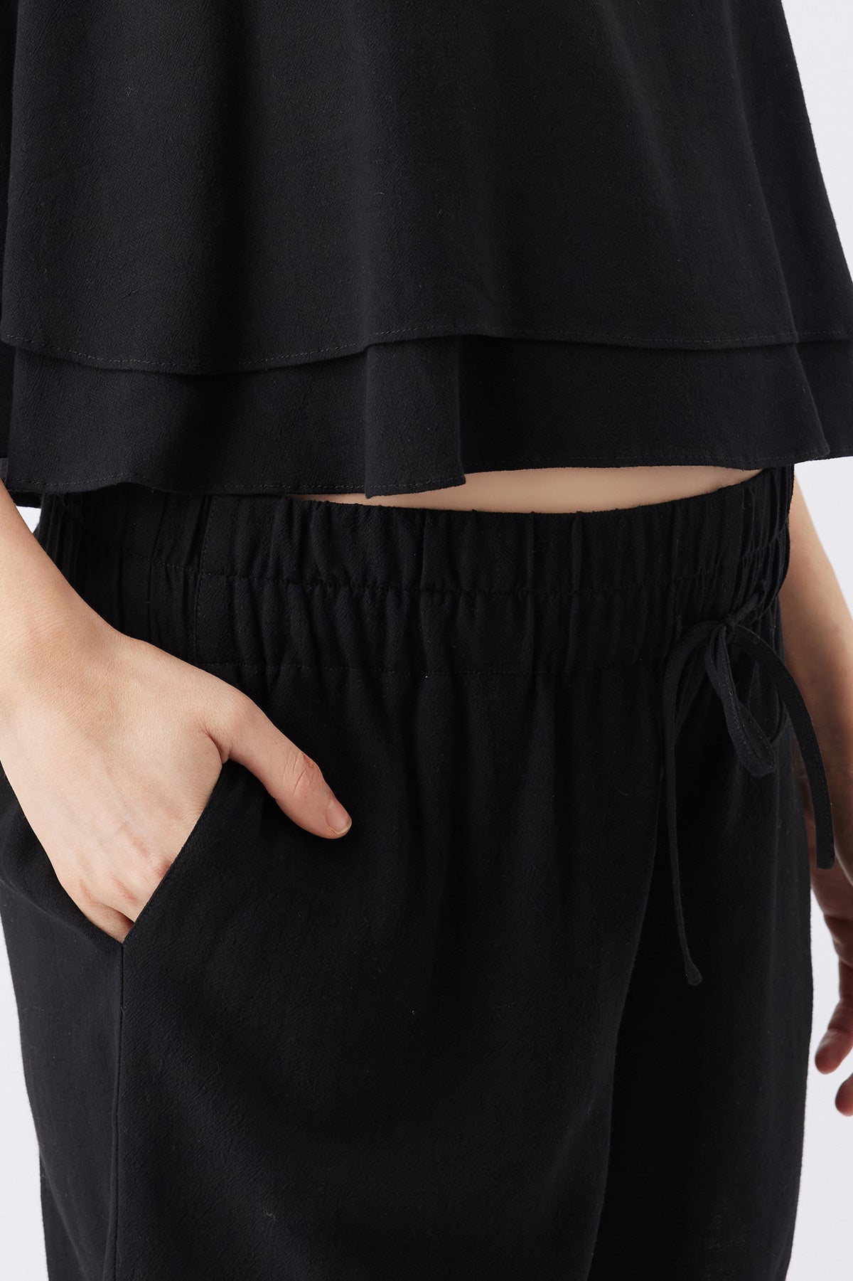 Dettaglio vita di pantaloni premaman a gamba larga in lino nero di Ripe