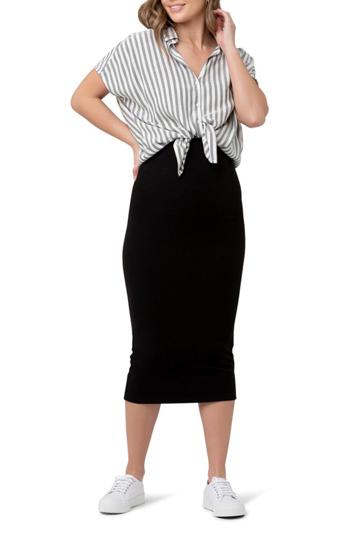 Camicia premaman e allattamento a righe nere Ripe con gonna nera e sneakers bianche