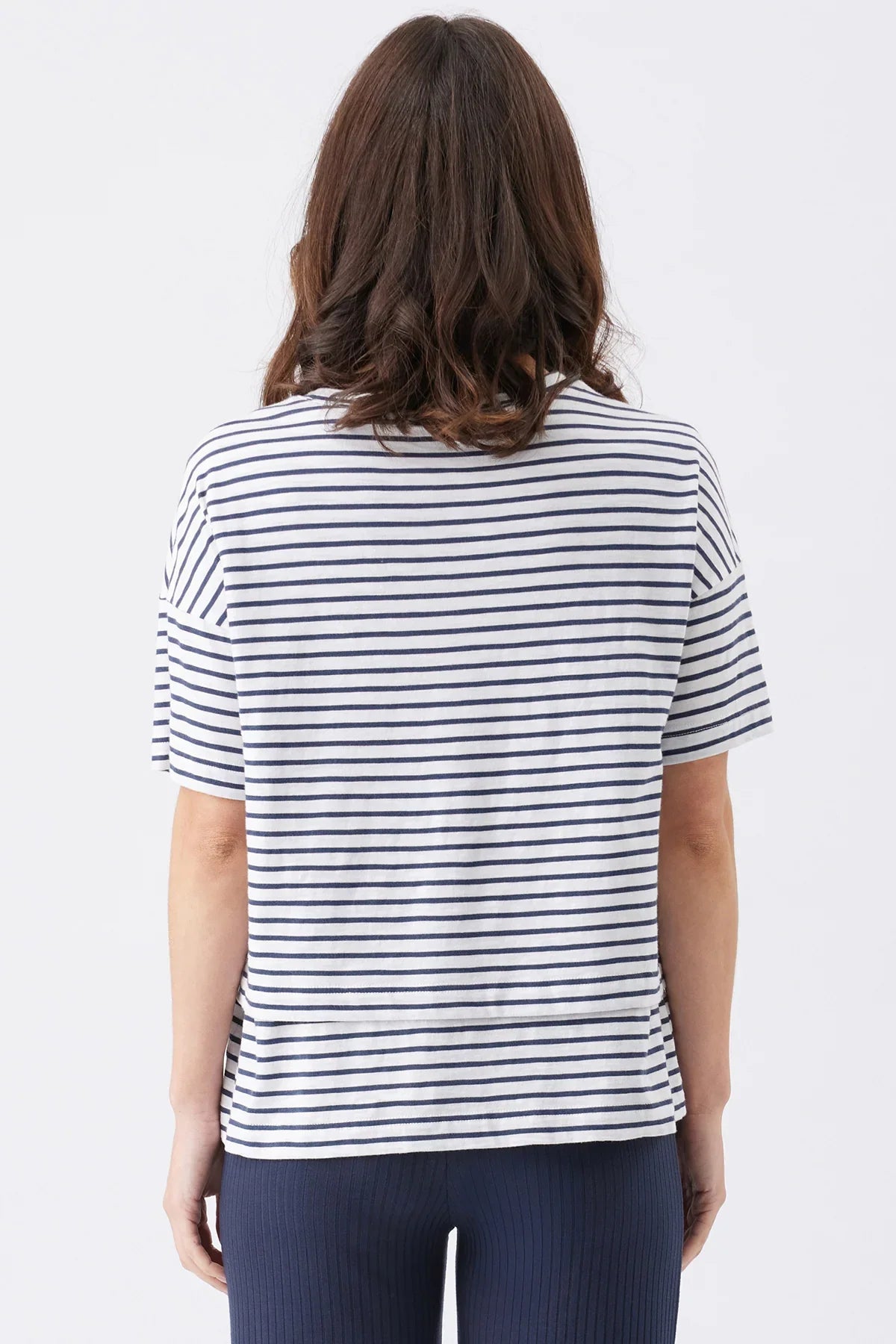 Vista posteriore di maglia premaman e allattamento a righe blu e bianche Ripe.