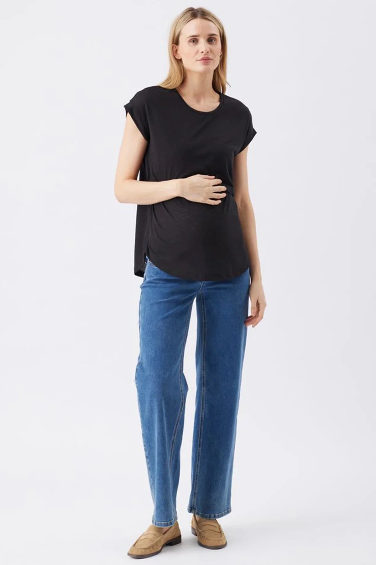 Donna con maglia premaman e allattamento nera Ripe e jeans premaman blu.