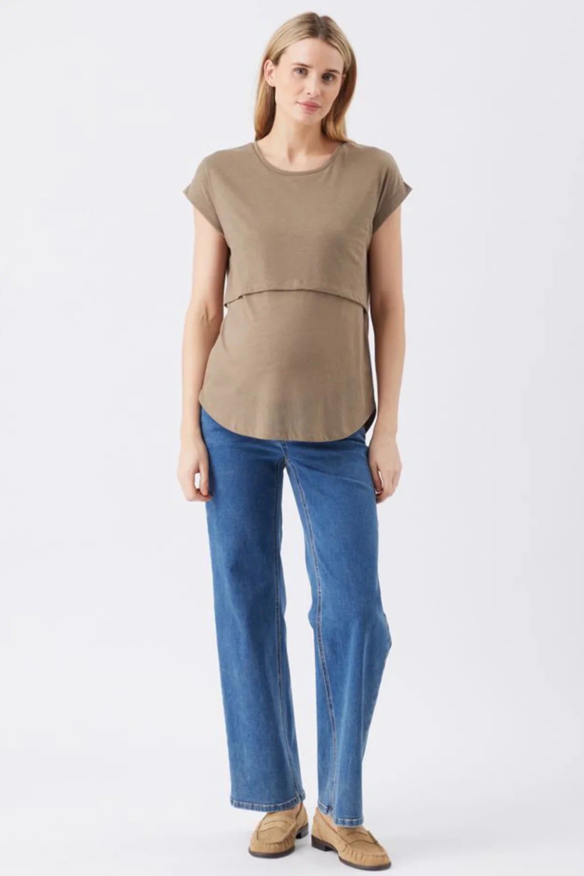 Maglia premaman e allattamento Ripe verde oliva abbinata a jeans premaman blu.