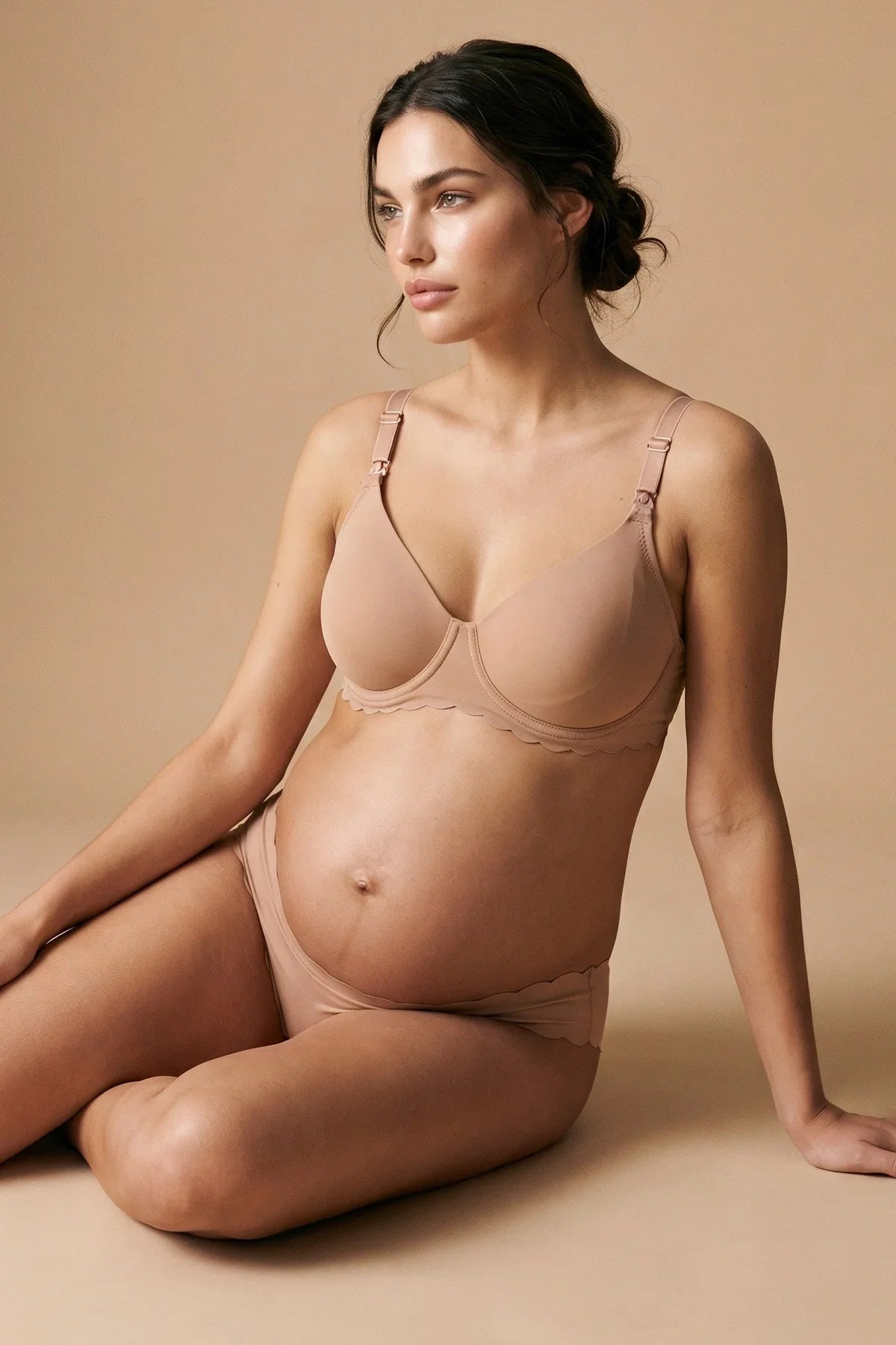 Reggiseno premaman e allattamento beige Cache Coeur su modella in gravidanza.